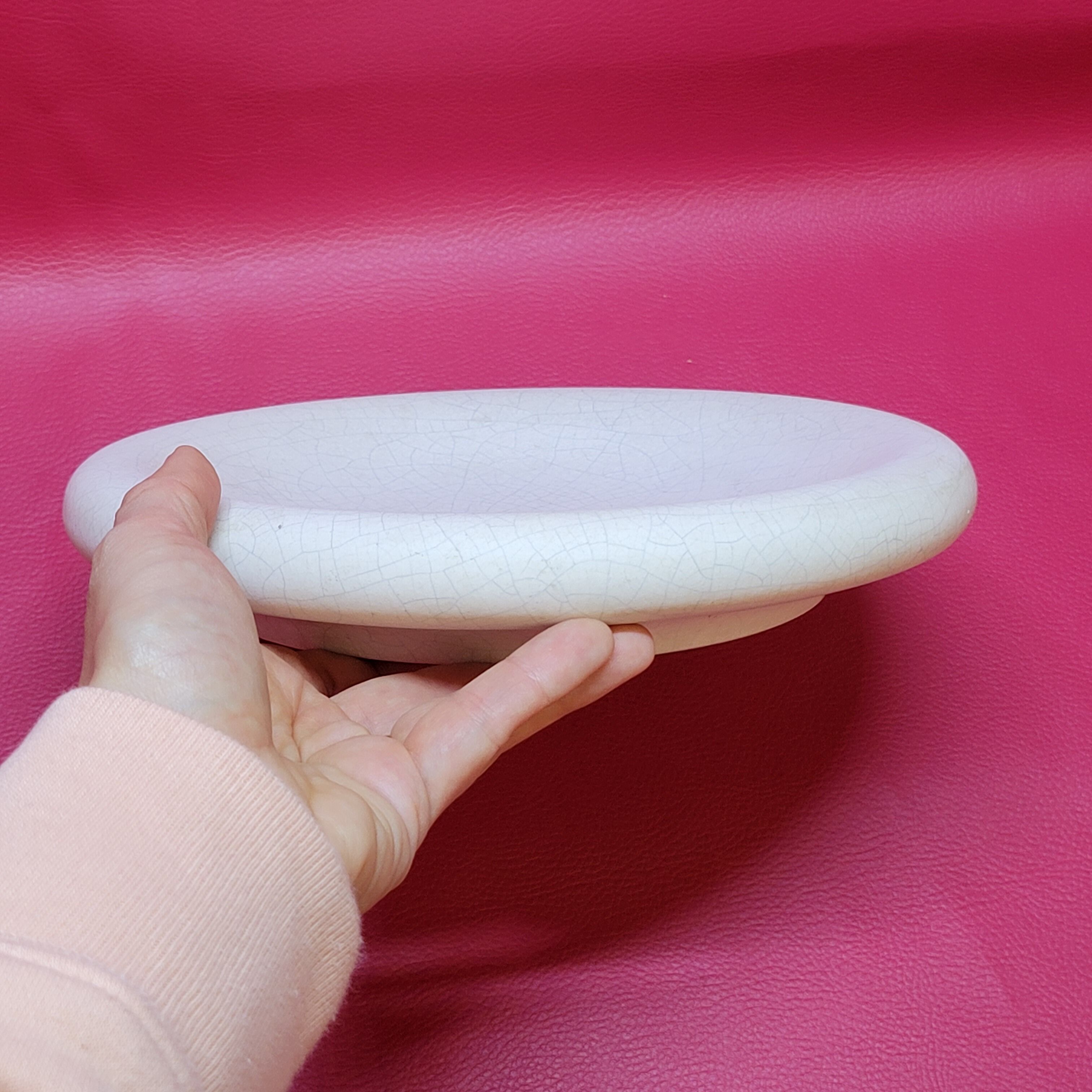 Empty white pocket in cracked ceramic matte François Chatain cup plate