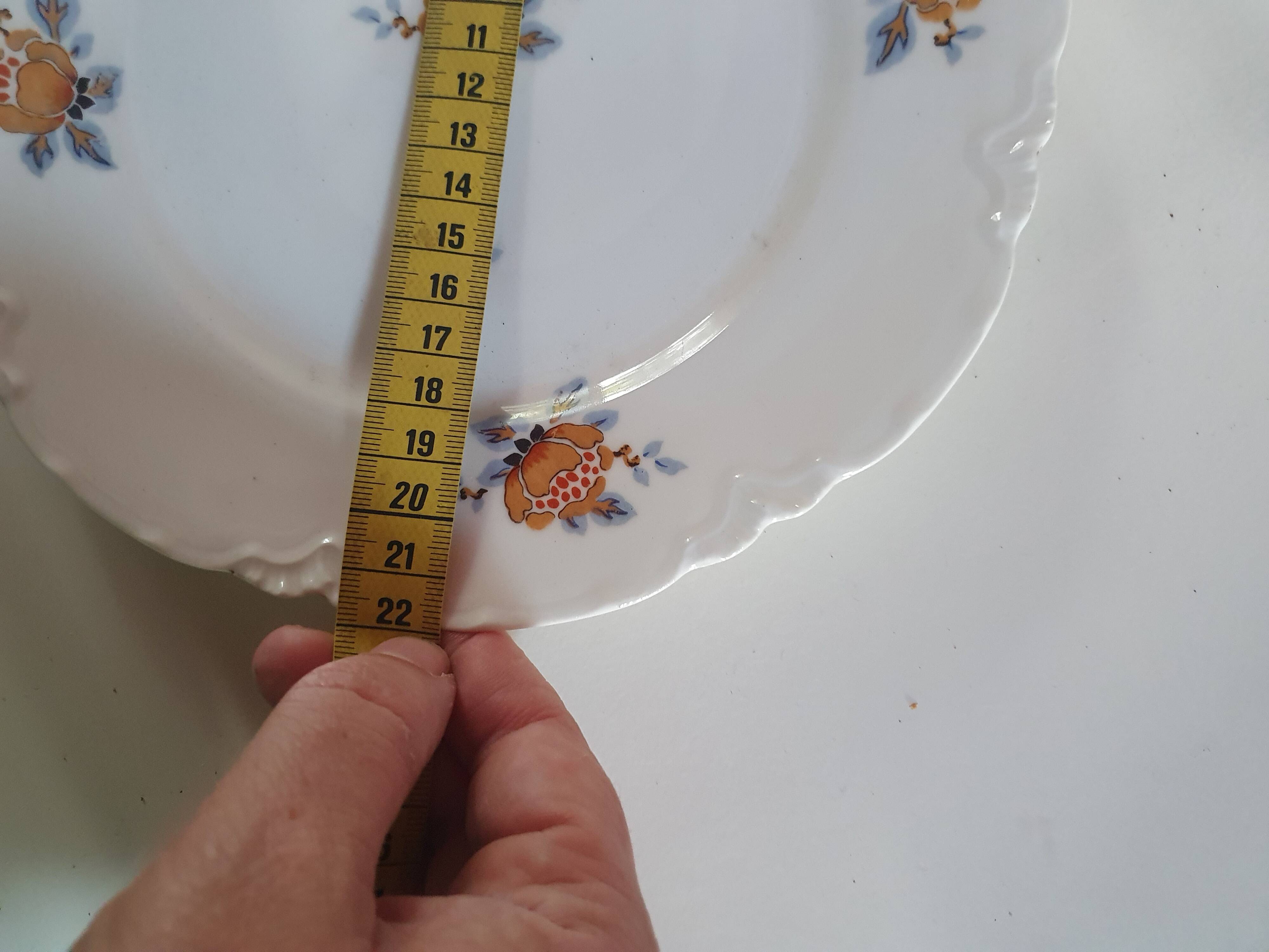 set of 4 dessert plates in white Limoges porcelain with flowers, the edge of one is different