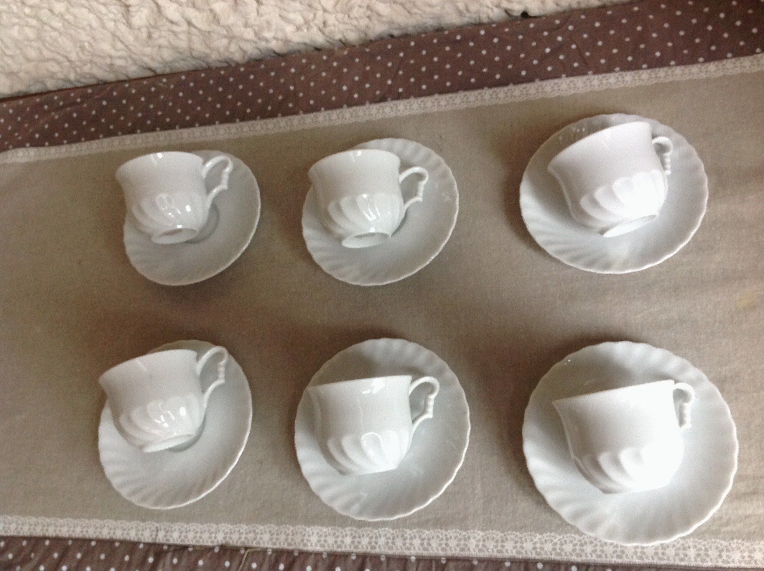 Six tasses et sous tasses en porcelaine blanche de Couleuvre des années 60-70