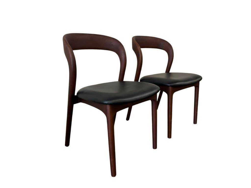 2 chaises en bois massif