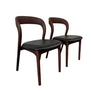 2 chaises en bois massif
