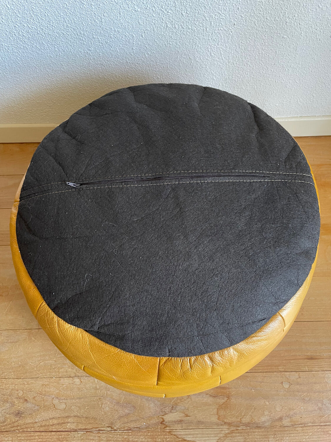 2 poufs moutarde patchwork en cuir de Sède