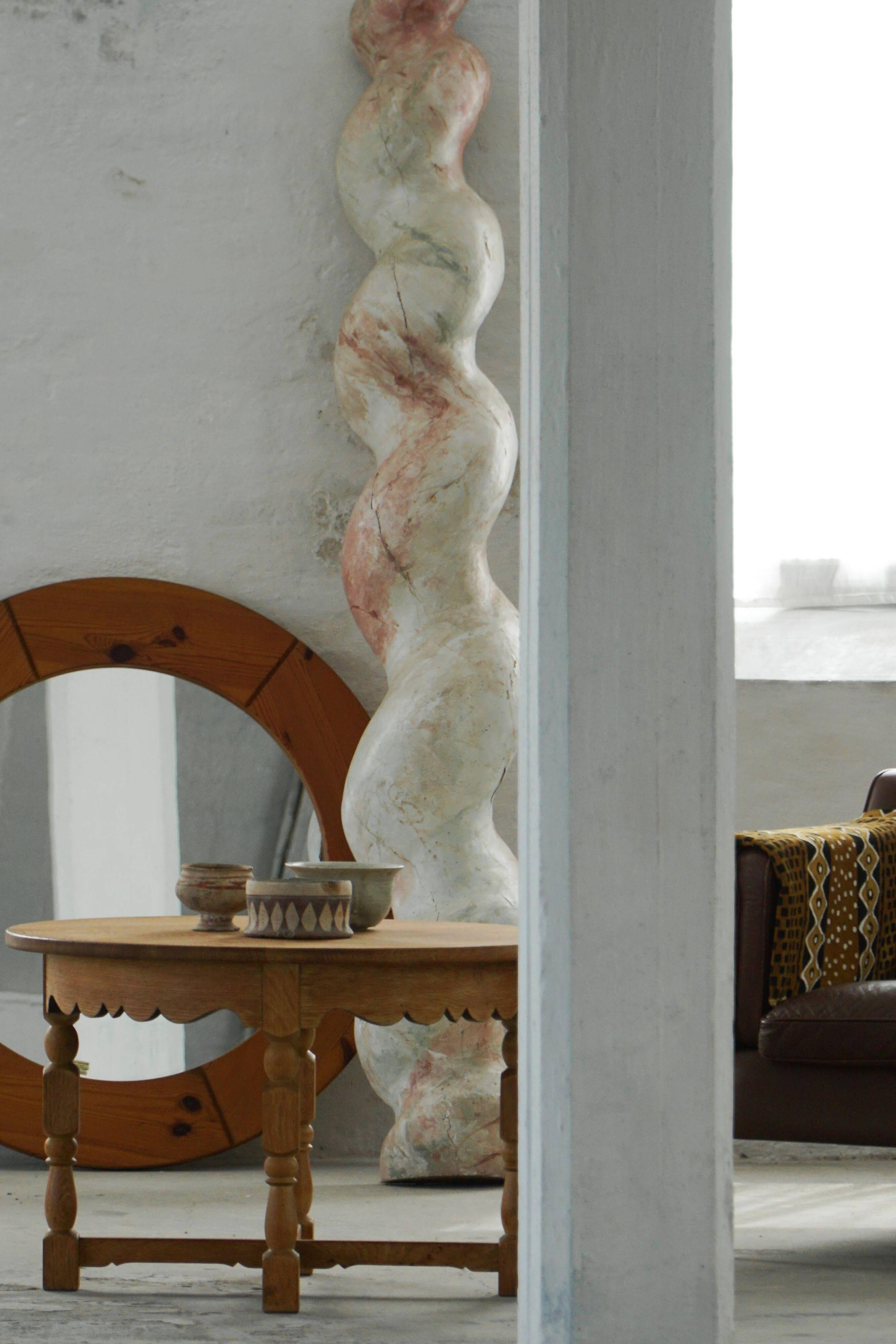 Grand antique Italian sculptural pedestal from the 18th century in twisted barley wood.