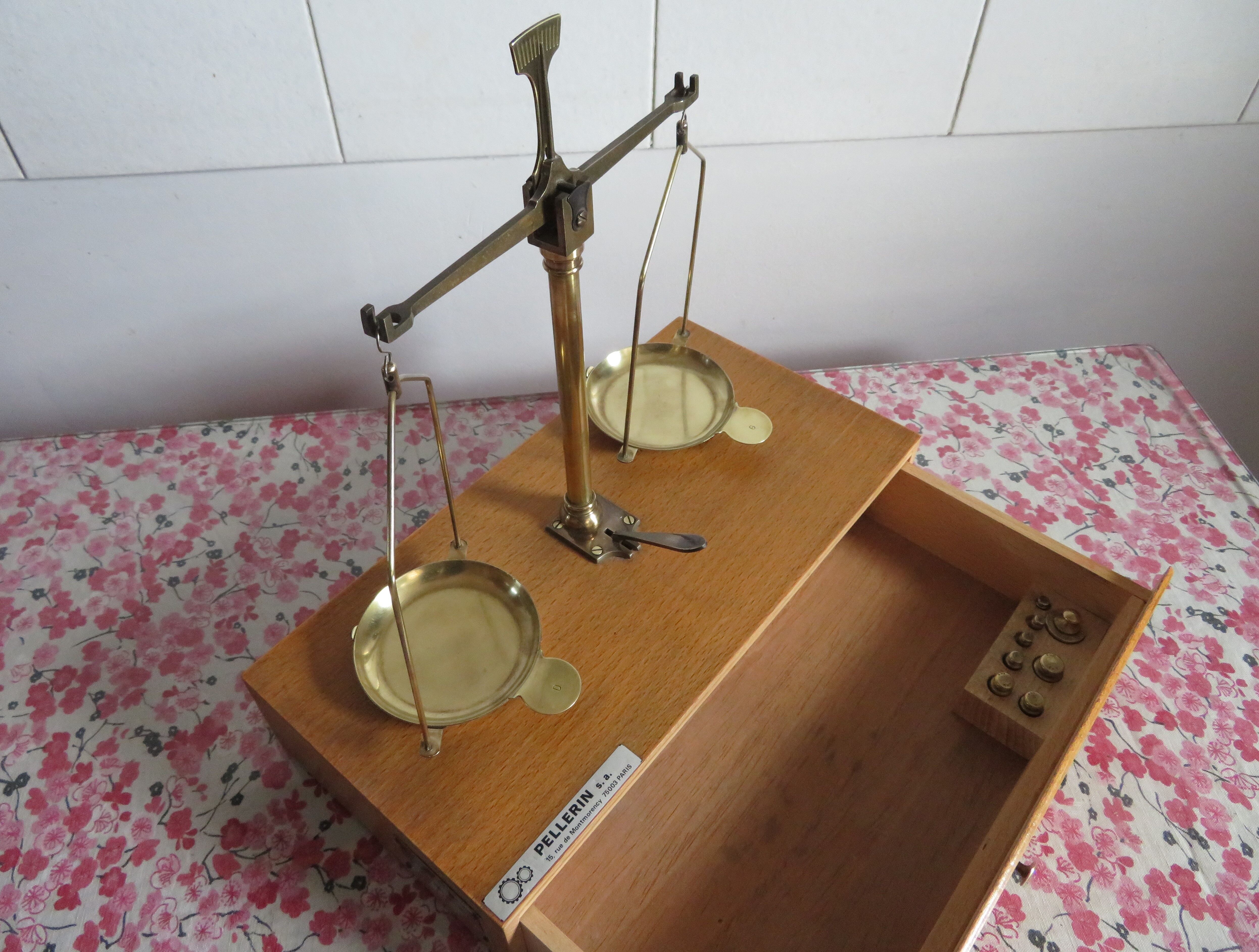 2-tray scale known as Trebuchet