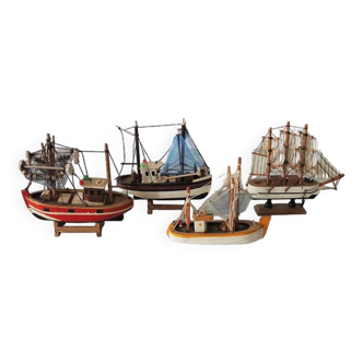 4 anciennes maquettes de bateaux en bois