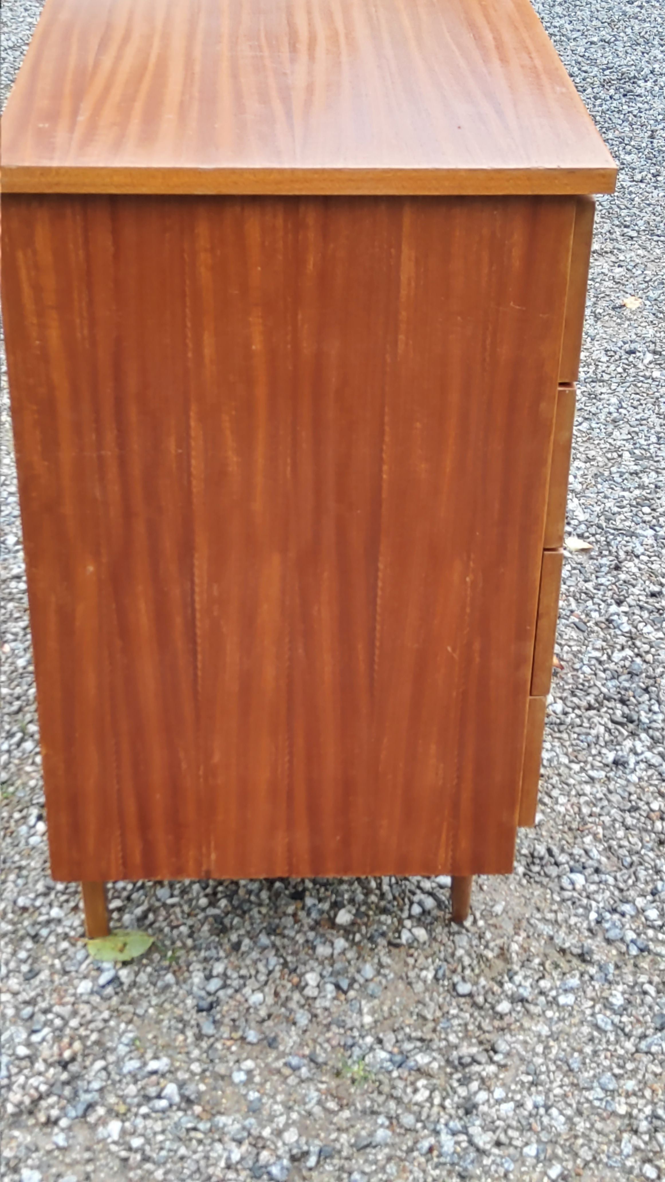 Chest of drawers from the 50s-60s in golden mahogany 4 drawers feet bobbin