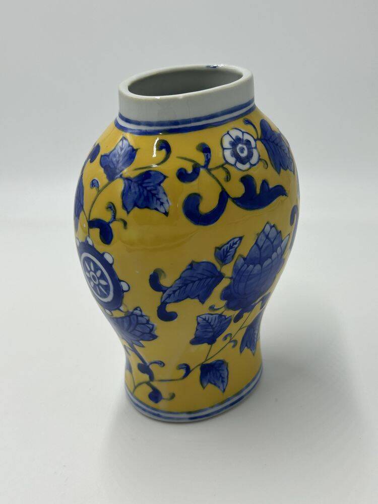 Yellow Chinese vase with blue patterns, 19th century