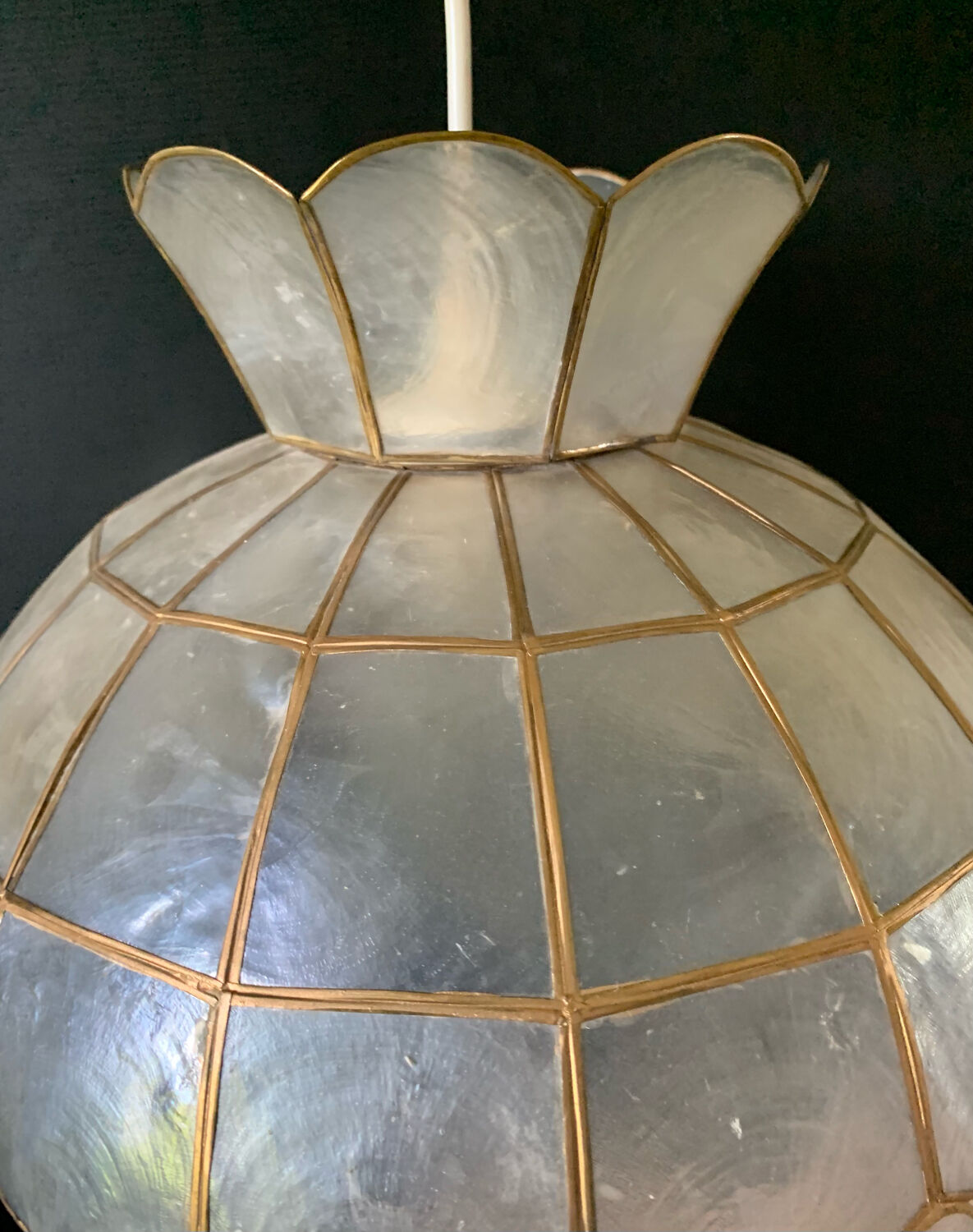 Mother-of-pearl suspension