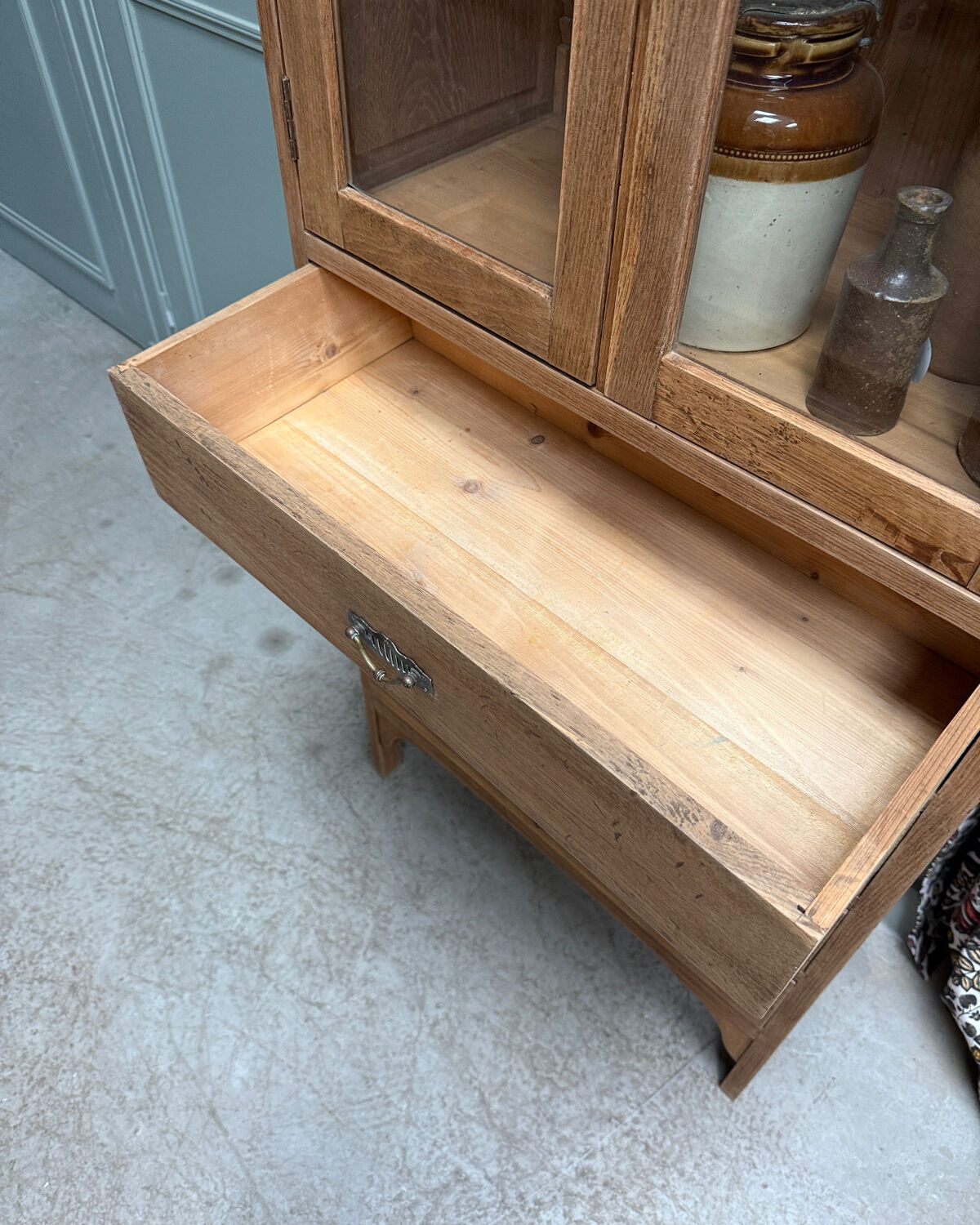 Parisian display cabinet in oak (renovated)
