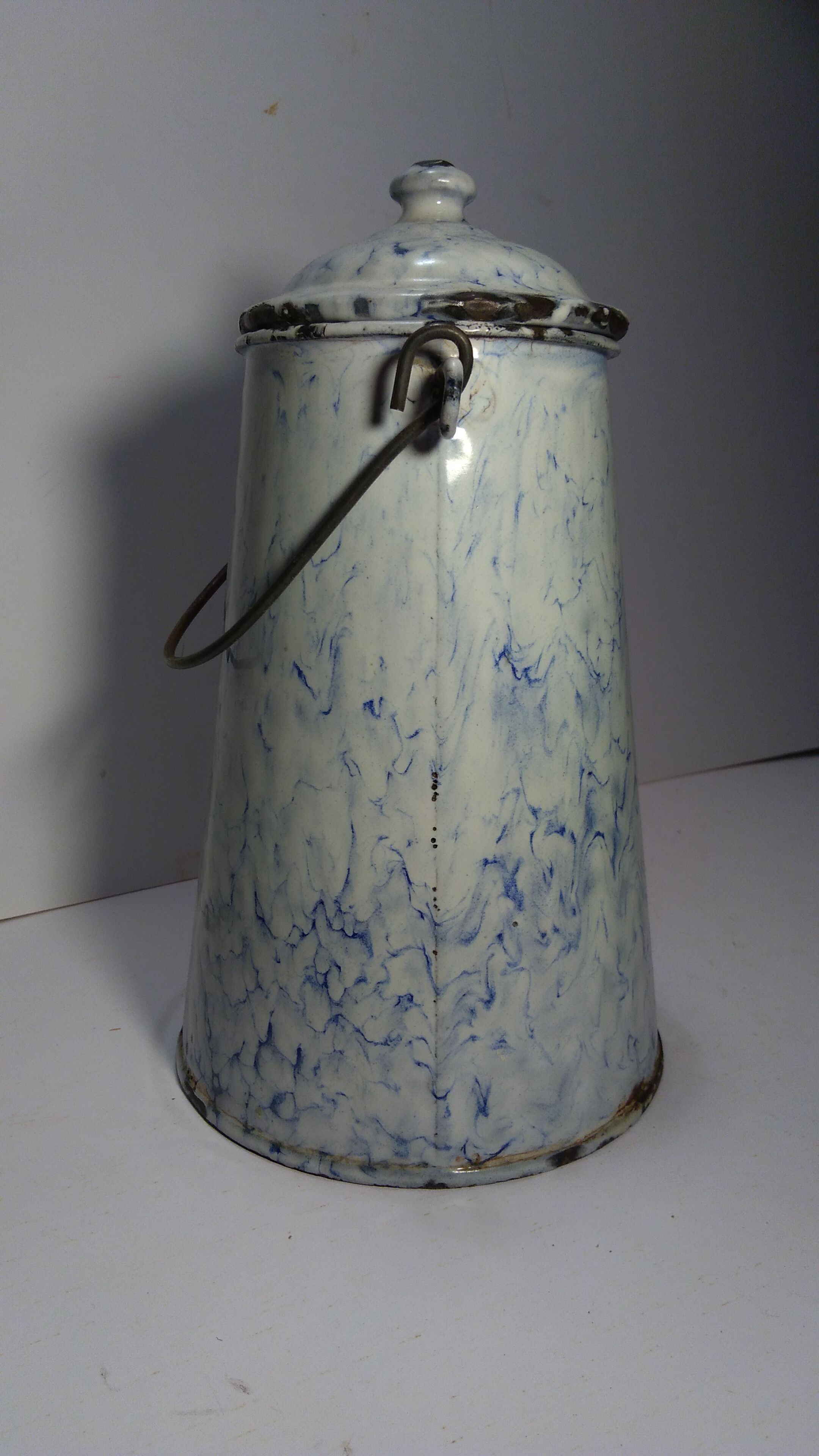 Pot à lait  ancien en tôle émaillée