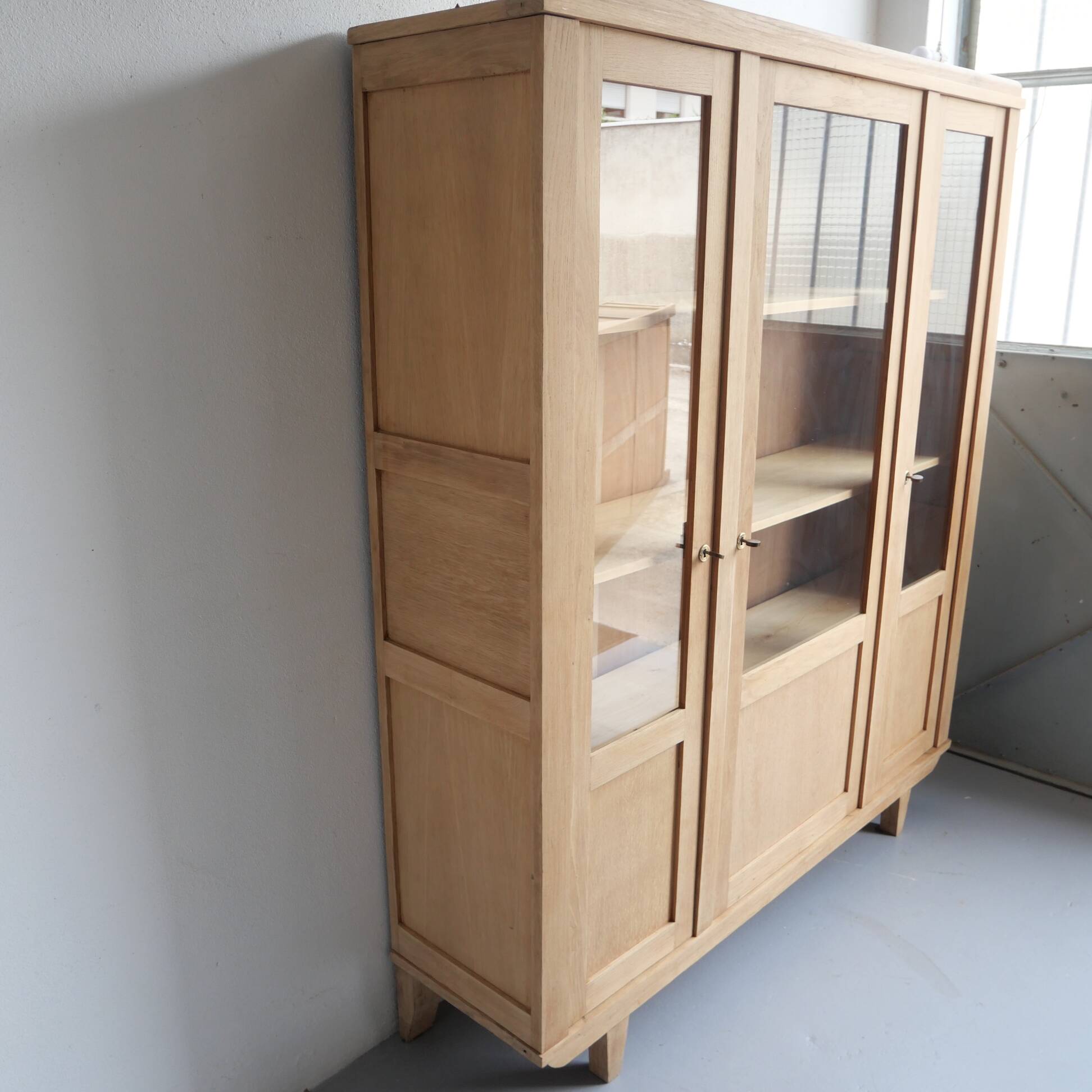 Glass-fronted dresser