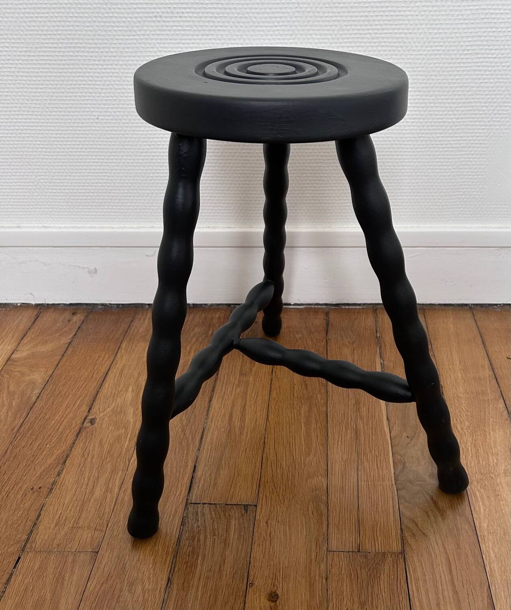 Tabouret tripode pieds bobines