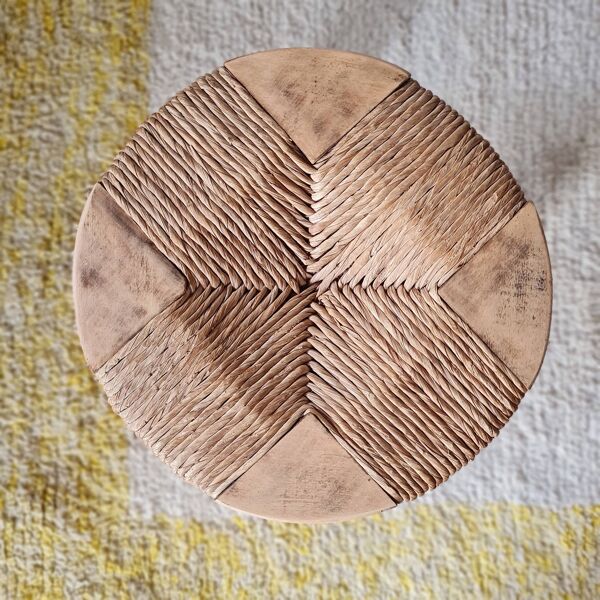 Petit tabouret tripode de style ''Bobbin'' en bois tourné et paille