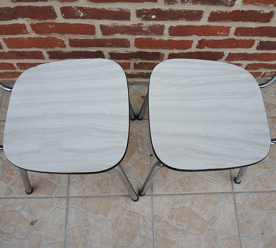 2 anciennes chaises en formica blanc