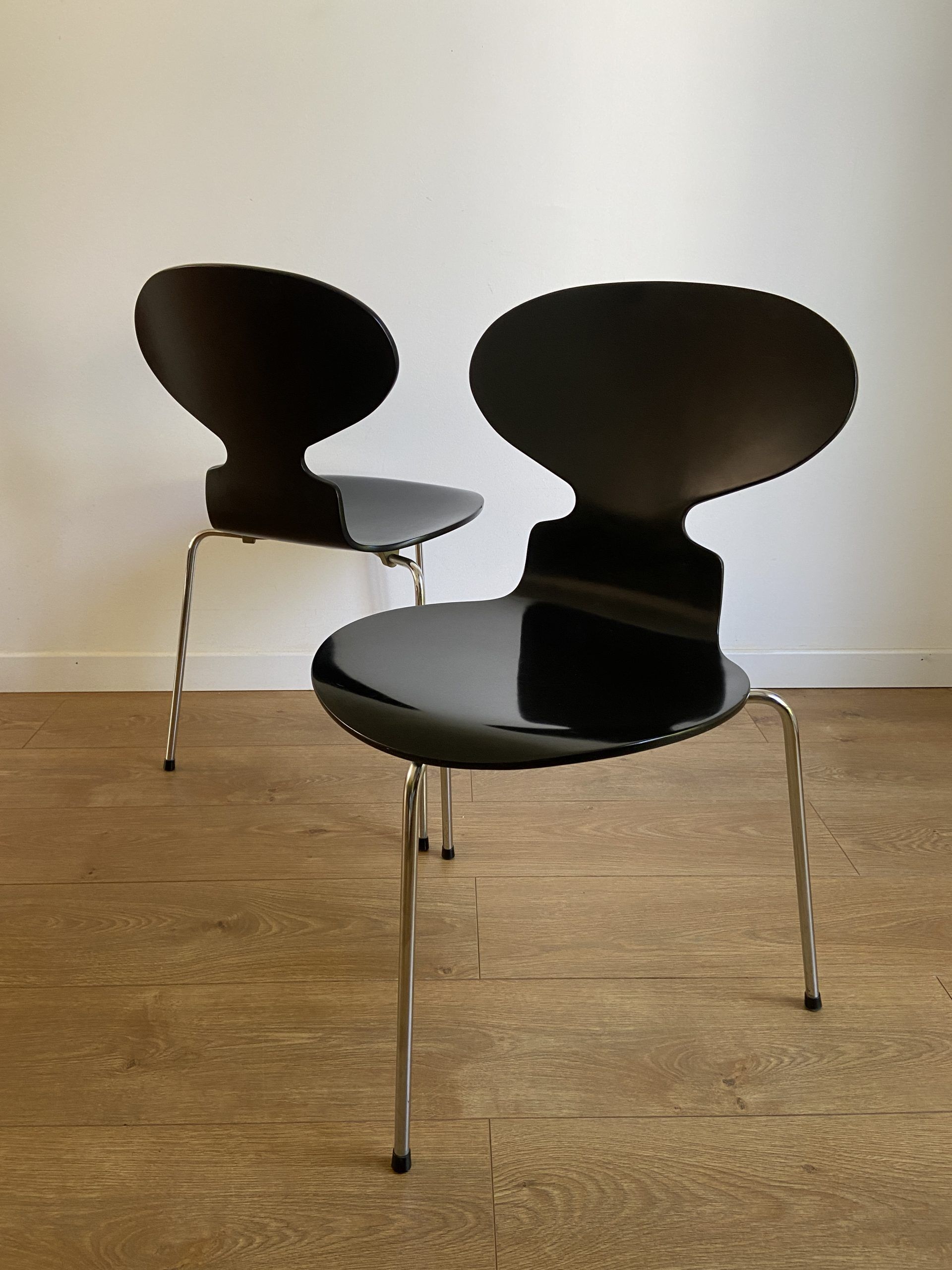 Pair of black chairs ant tripod model 3100 "the ant" by Arne Jacobsen edition Fritz Hansen
