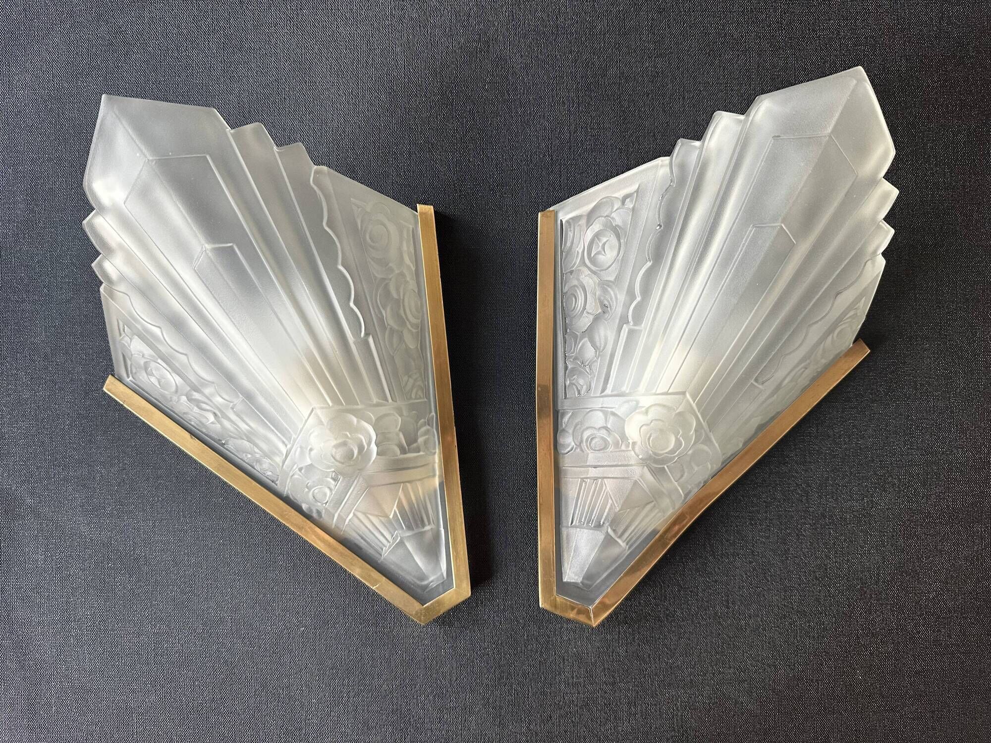 Pair of Art Deco wall sconces in molded glass and gilt brass, 1930
