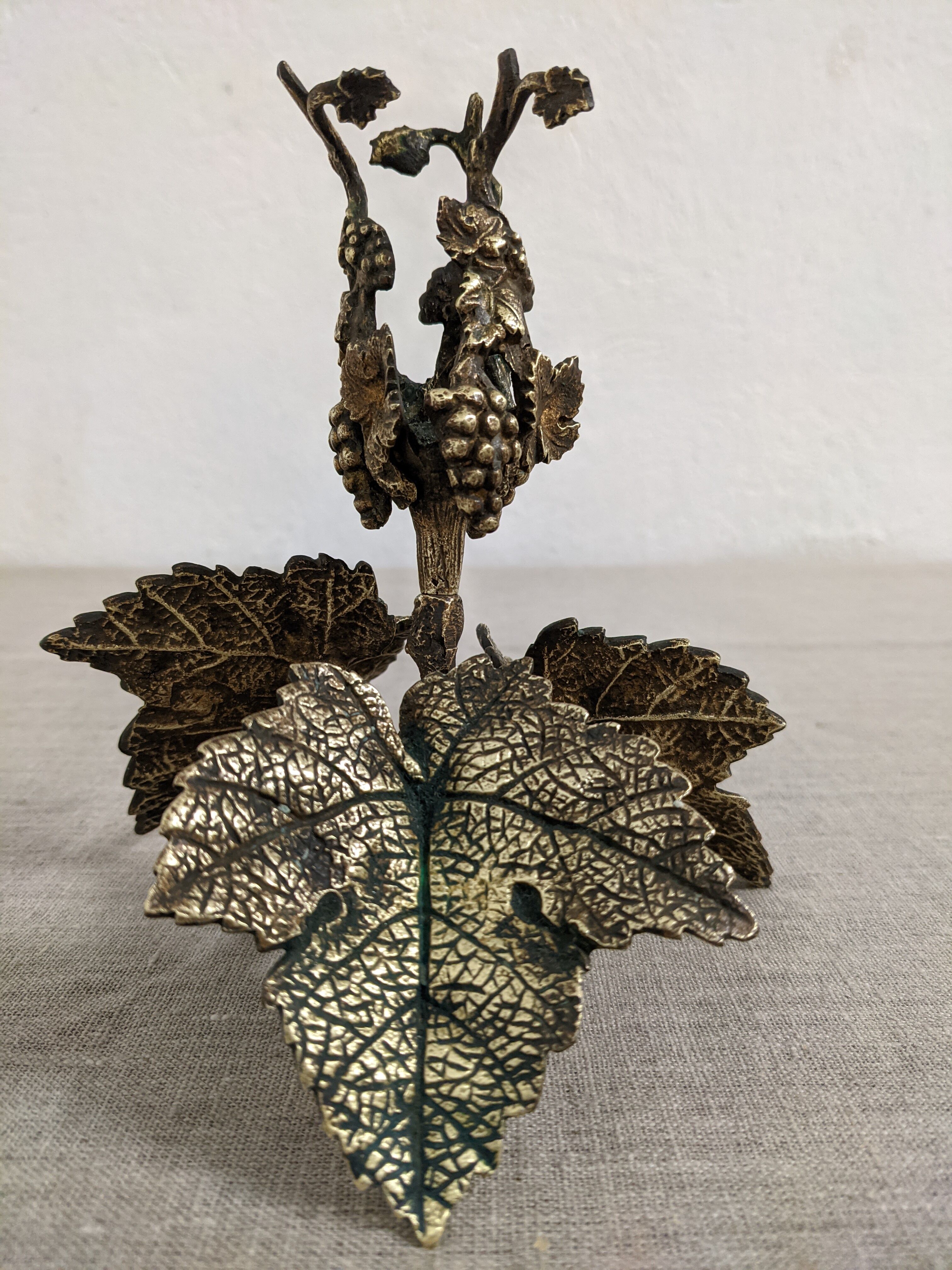 Bougeoir en bronze à décor naturaliste