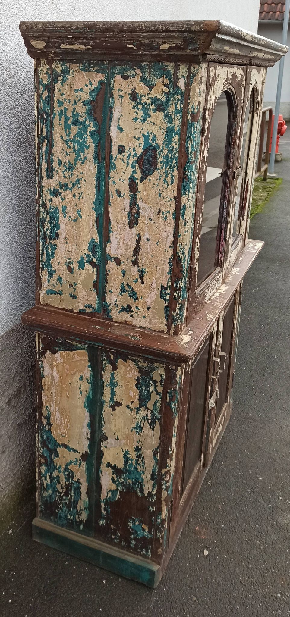 Armoire vitrée en bois ancienne patinée