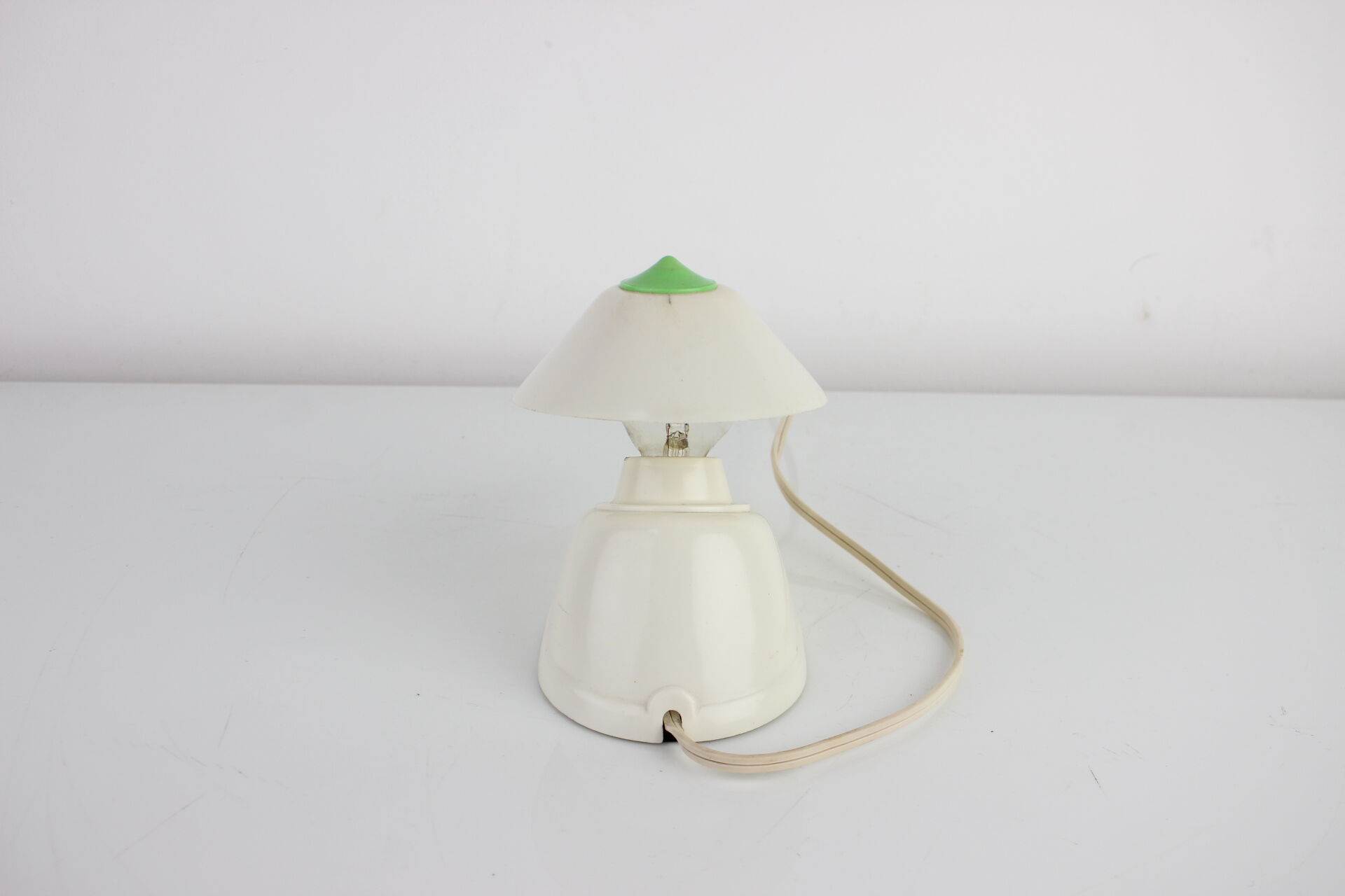 Lampe de table ou murale en bakélite blanche du milieu du siècle, années 1960