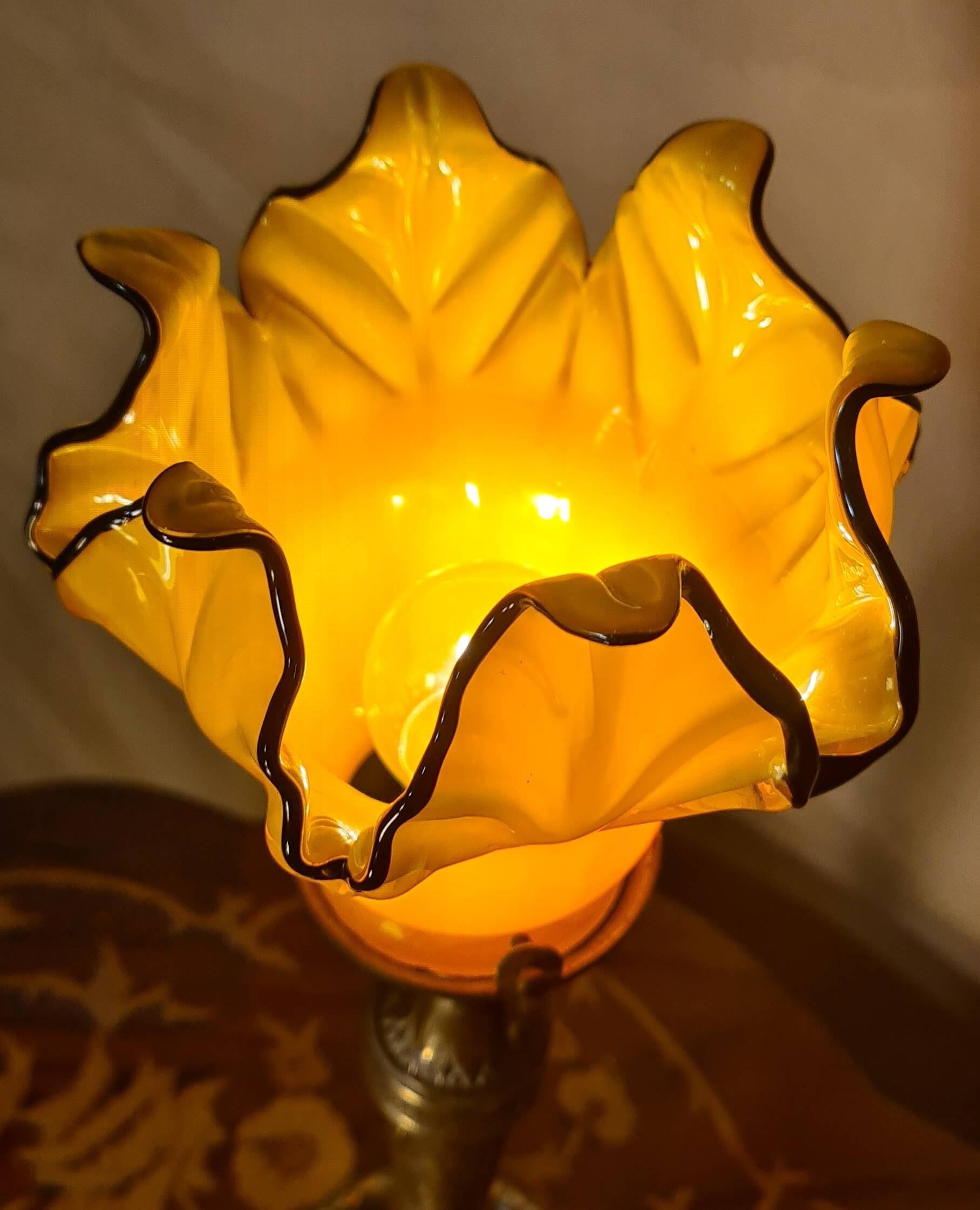 Bronze lamp signed SR 1900, yellow opaline tulip shade edged in black, Loetz, 38x14