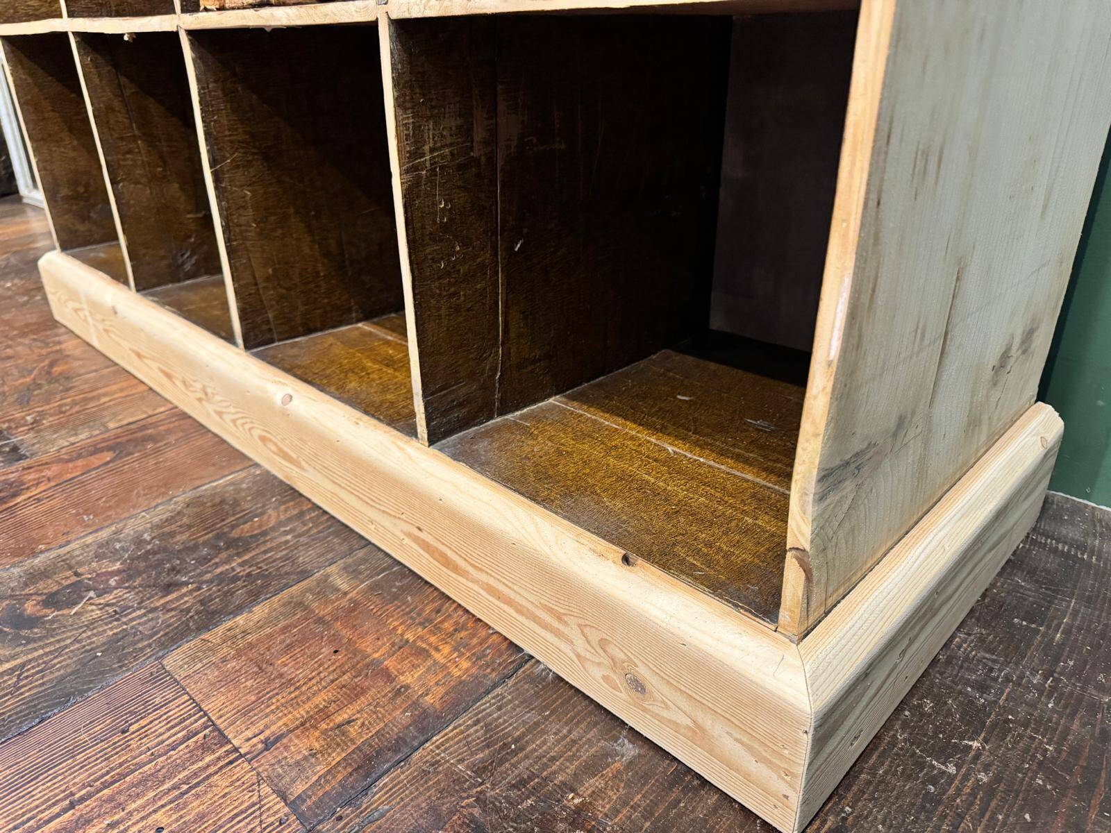 Ancien meuble de métier avec casiers