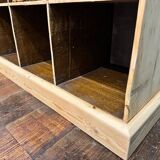 Ancien meuble de métier avec casiers