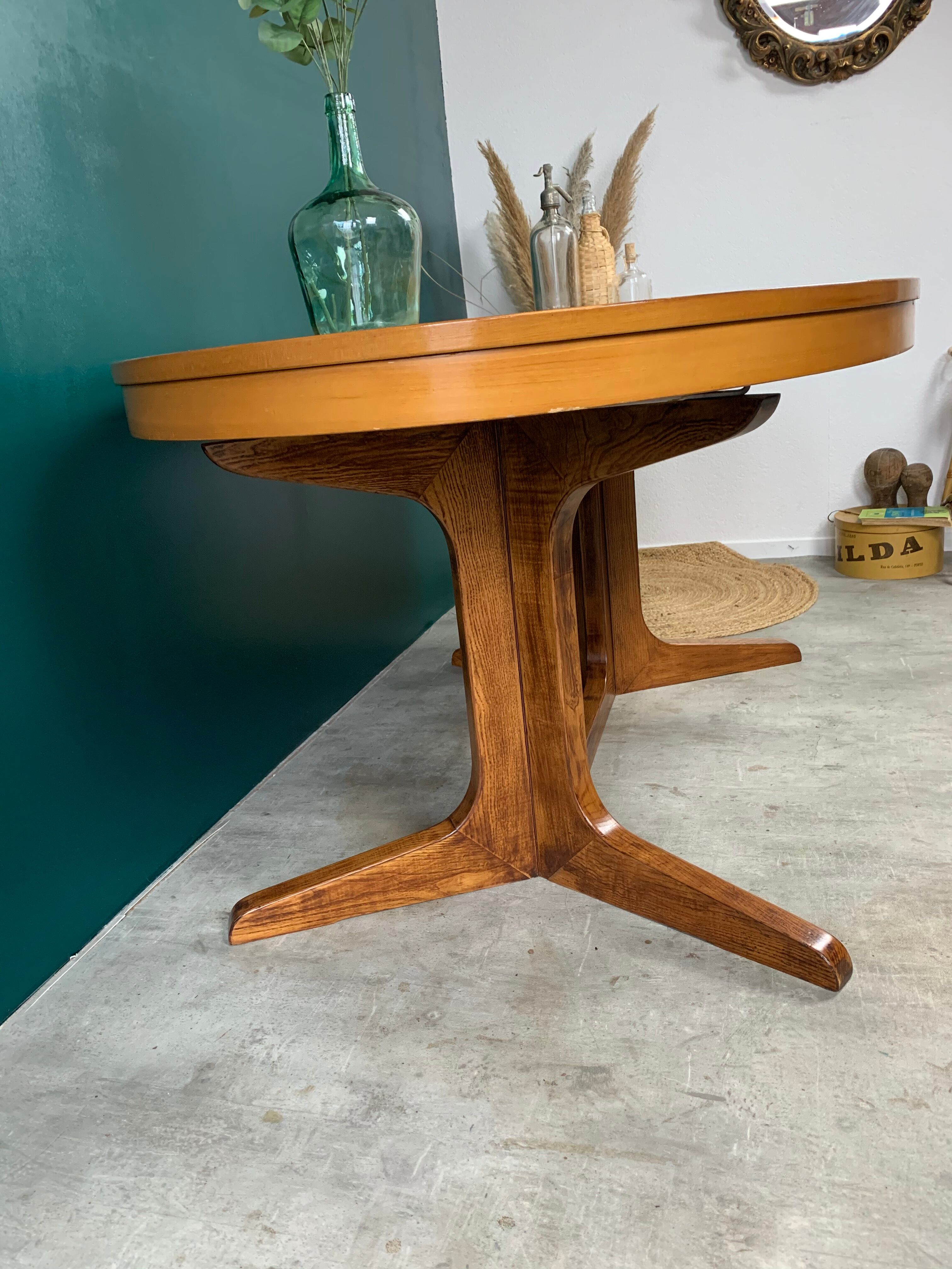 Extendable oval table