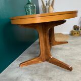 Extendable oval table