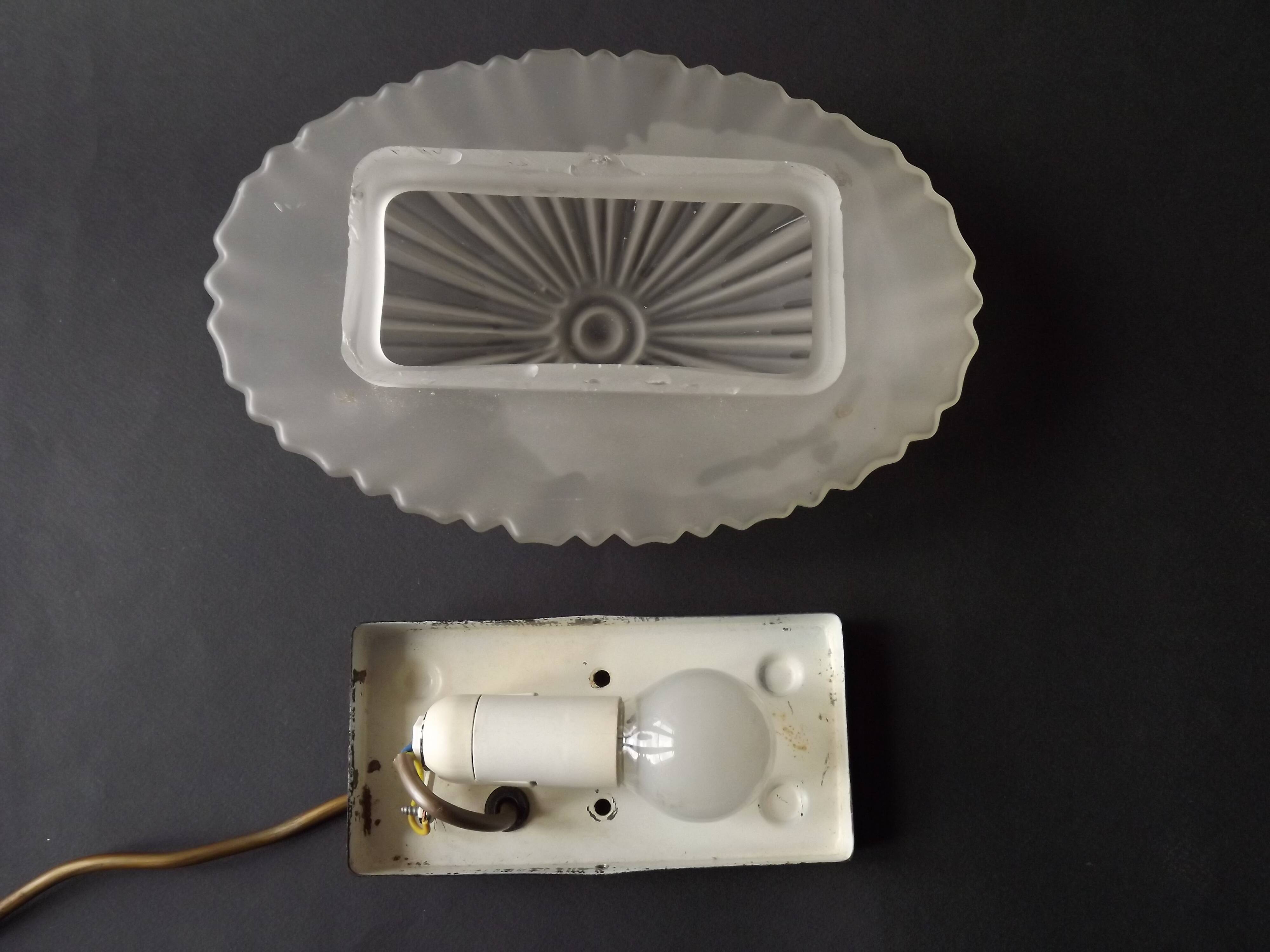 Applique murale en verre blanc opaque de style Art déco, France années 1970
