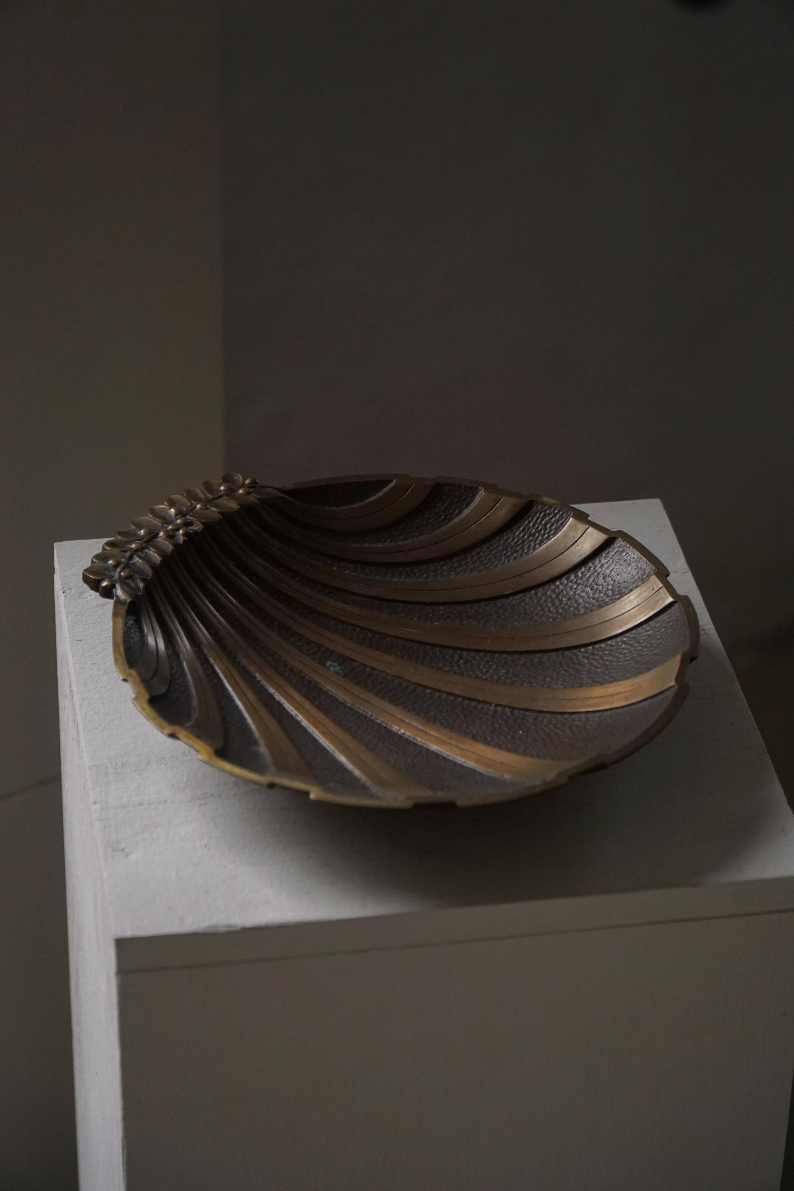 Danish Art Deco decorative shell bowl in bronze, 1930s–1940s.