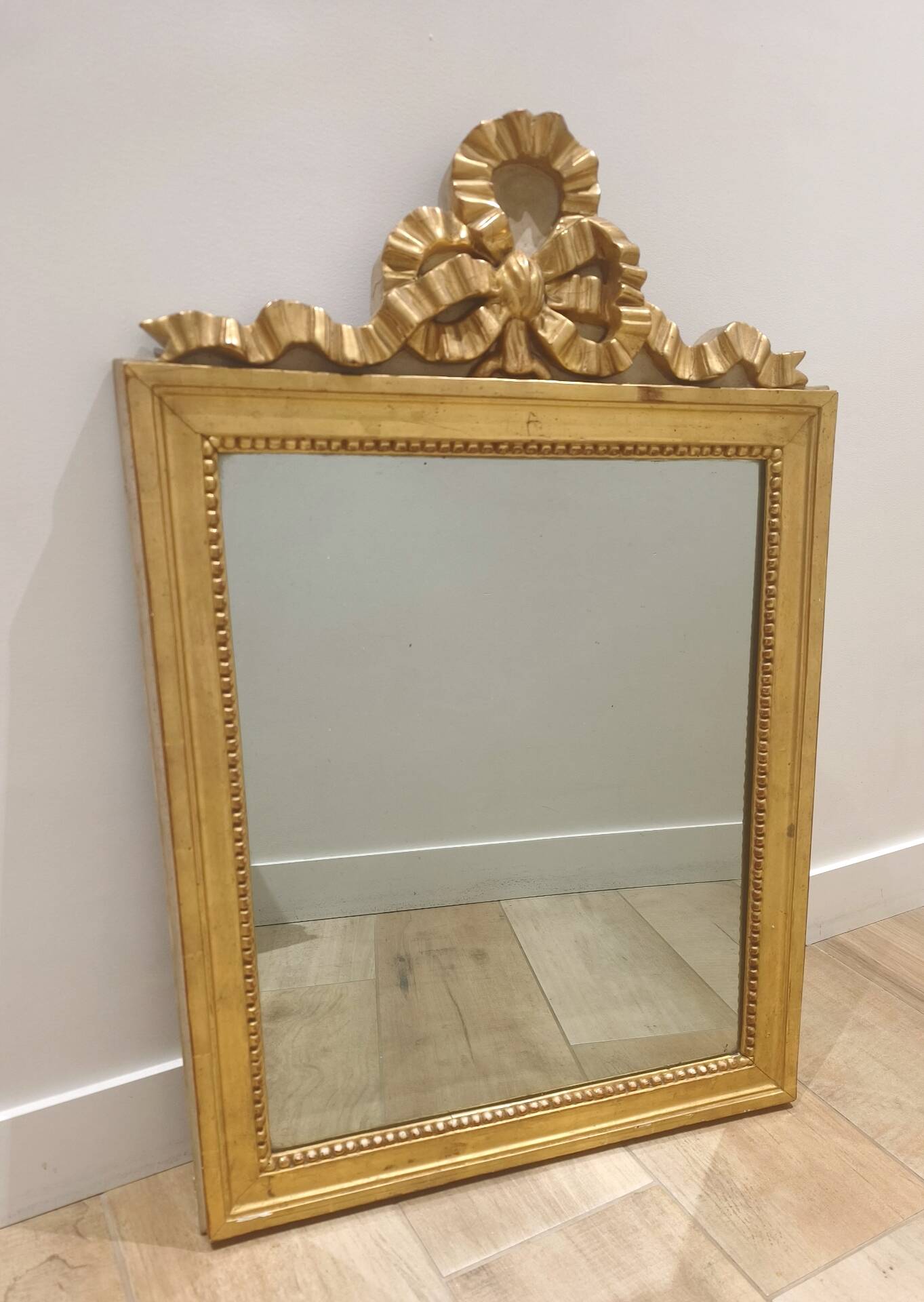 Miroir à fronton de style Louis XVI - Noeud de ruban - Fin XIXe