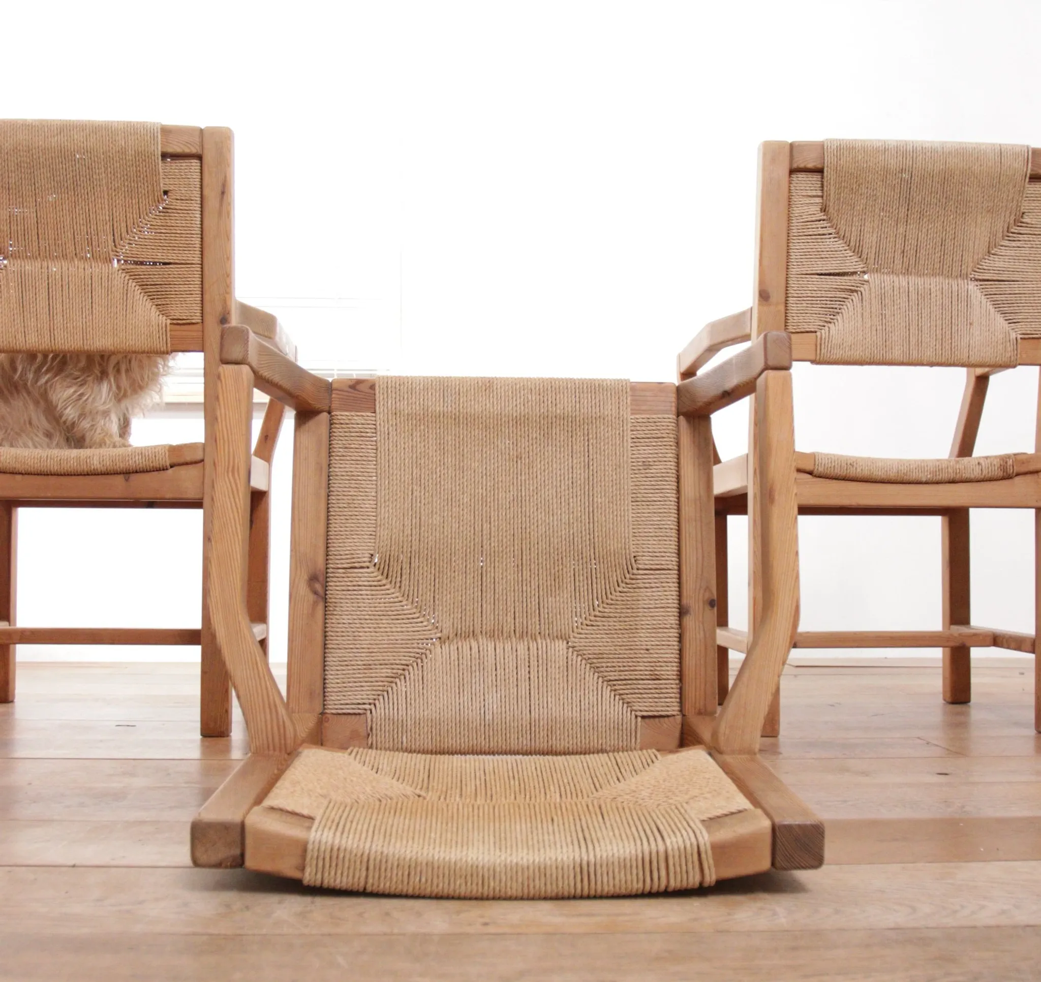 Ensemble de quatre chaises de salle à manger danoises modernes du milieu du siècle en papercord et pin massif.