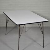 Table industrielle avec les jambes extensibles