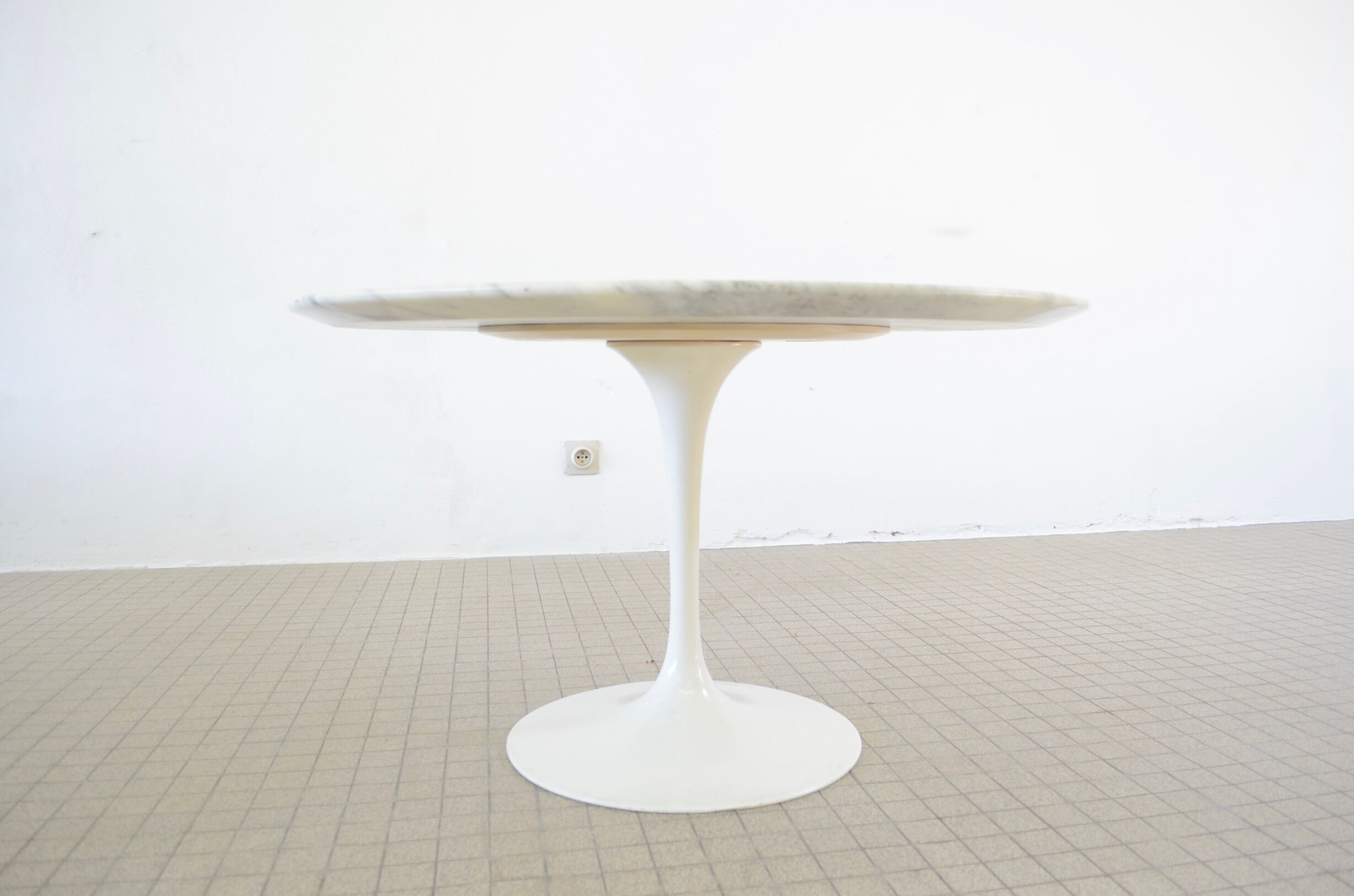 Tulip coffee table by Eero Saarinen for Knoll from the 1960