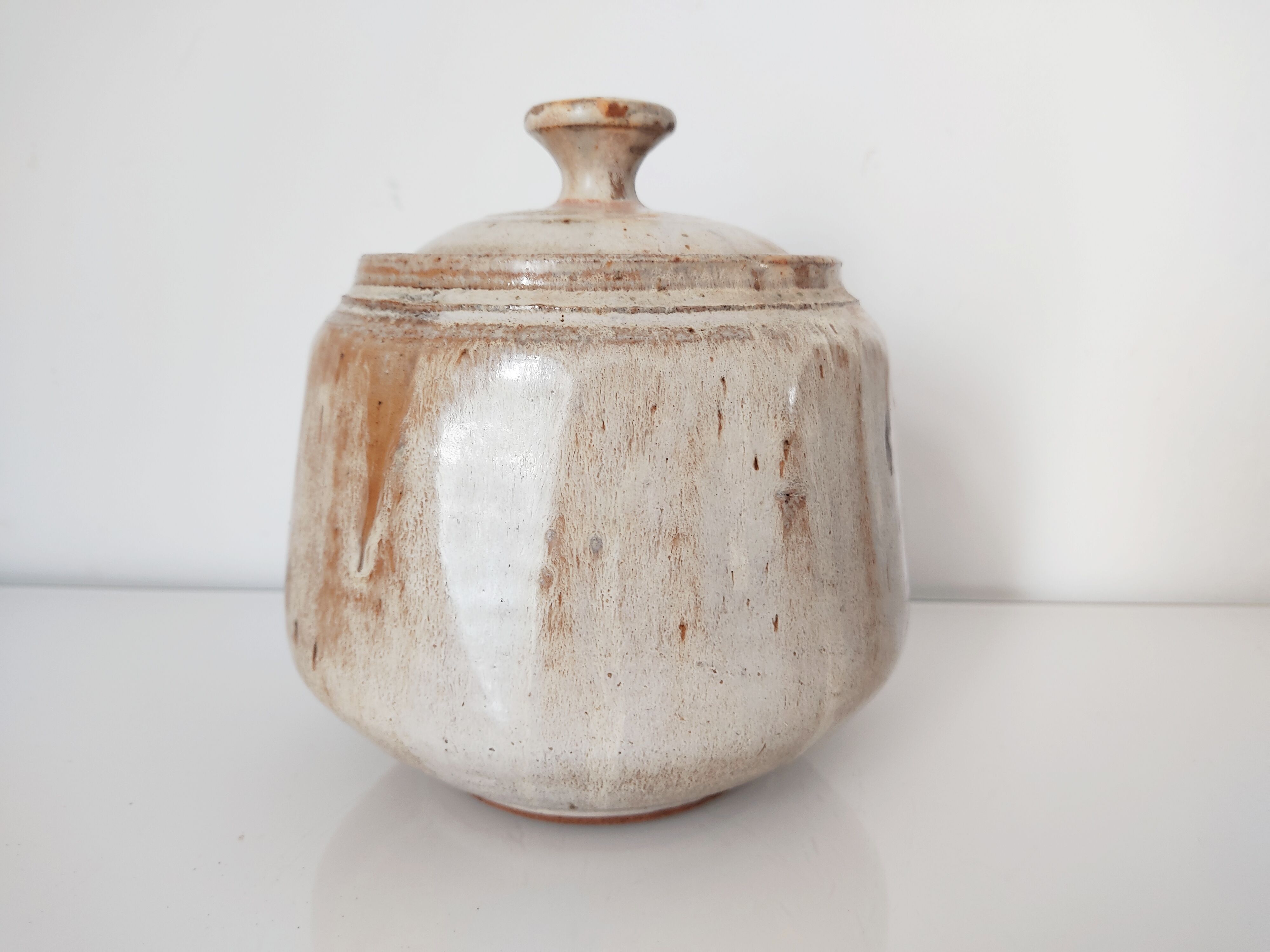 Pot couvert vintage en grès signé
