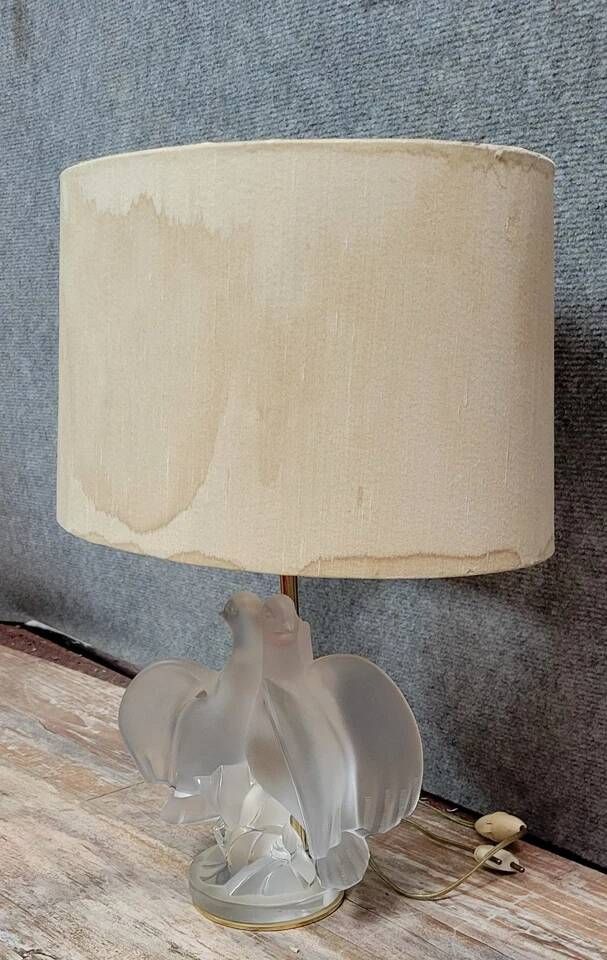 LALIQUE France Ariane 1970': Table lamp in satin-finished pressed molded glass