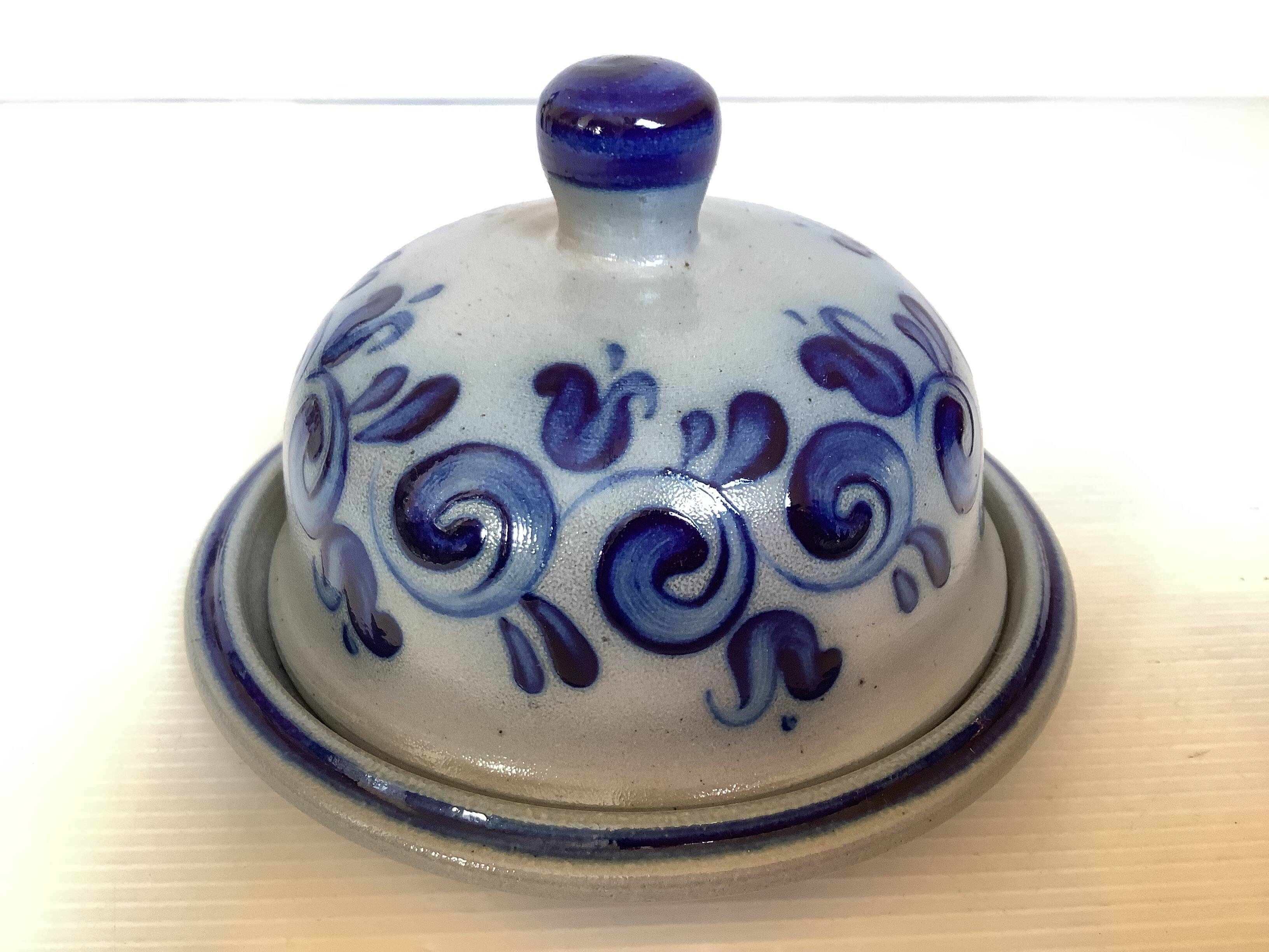Bell-shaped butter dish in stoneware