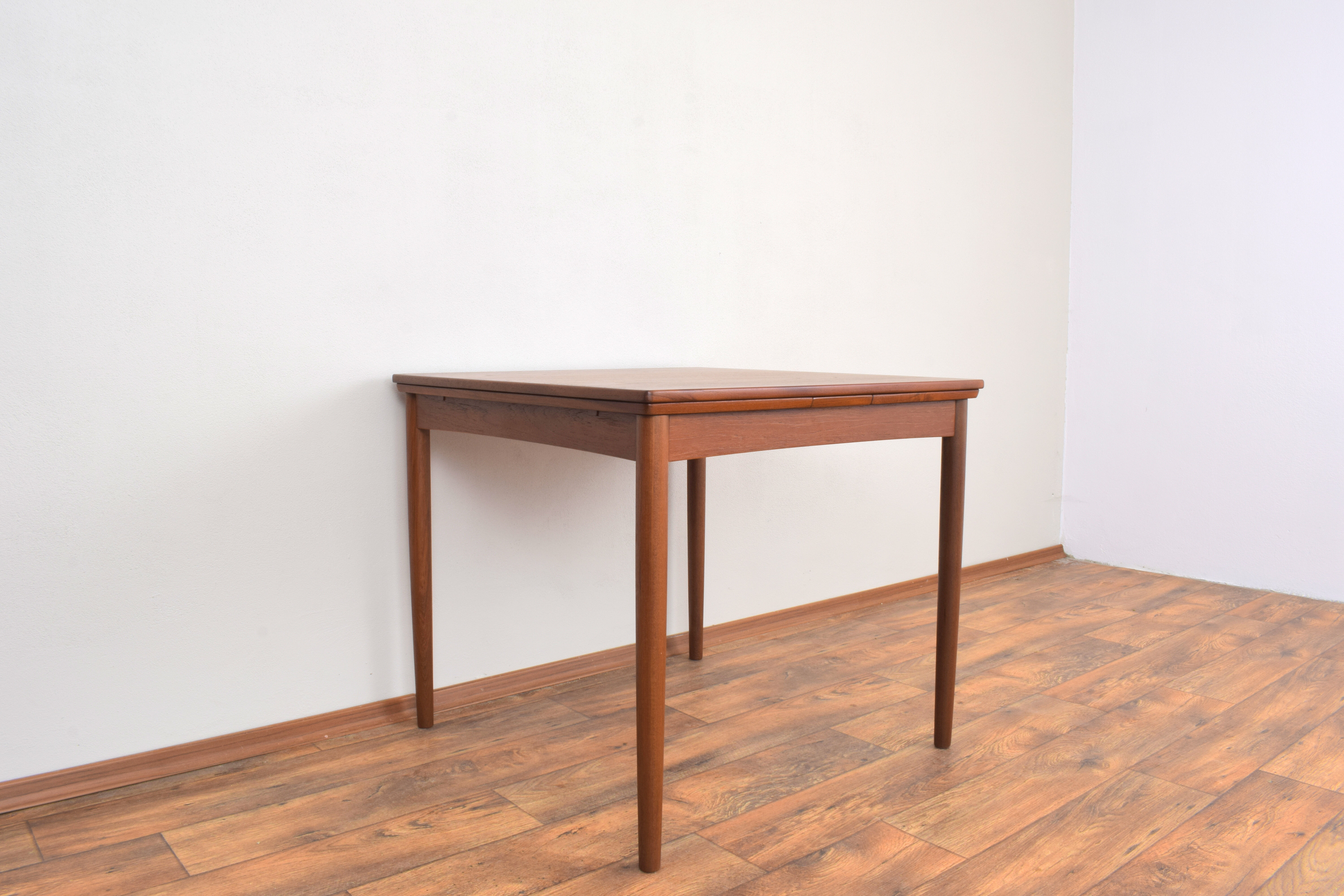 Mid-Century Danish Teak Extendable Dining Table from Hundevad & Co., 1960s.