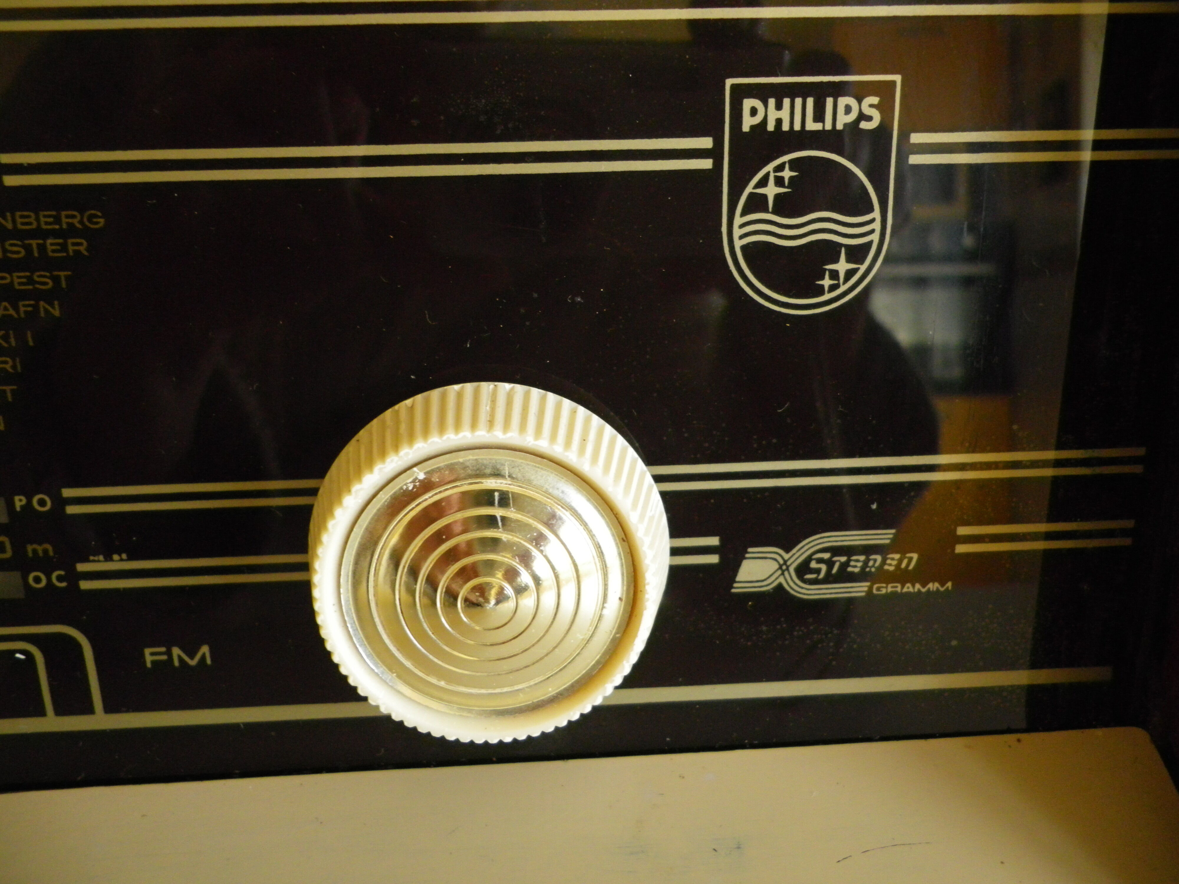 Wood, glass, bakelite, vinyl and brass radio - Bi-amp radio - Philips