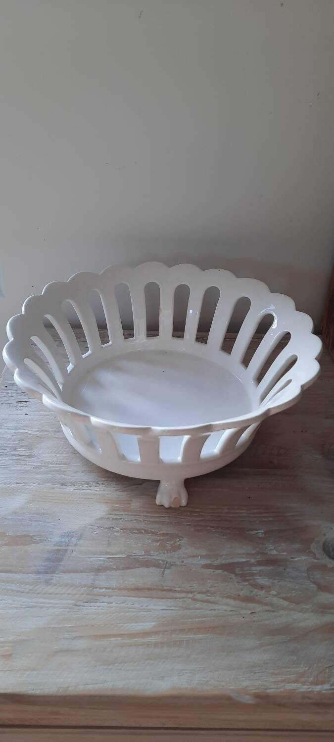 Openwork ceramic basket with feet