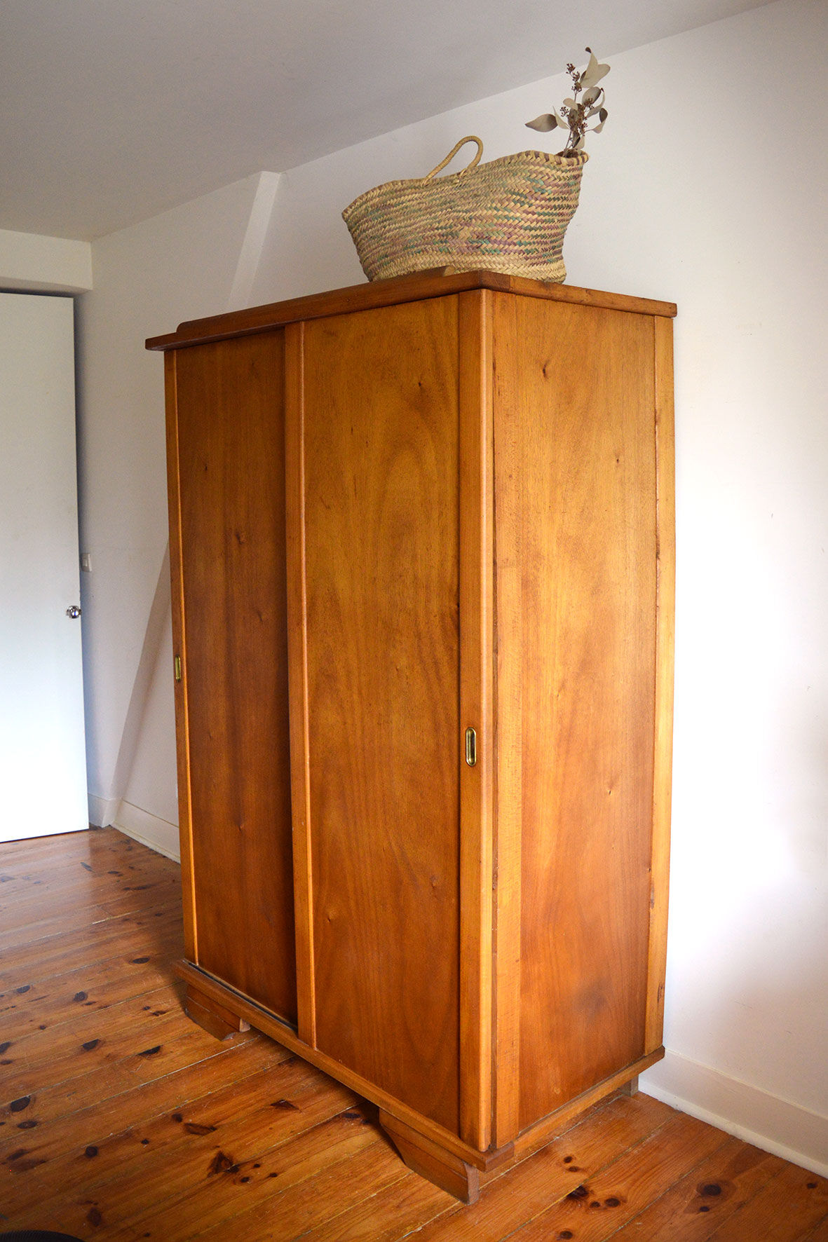 Wardrobe in blond wood