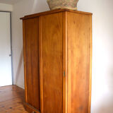 Wardrobe in blond wood
