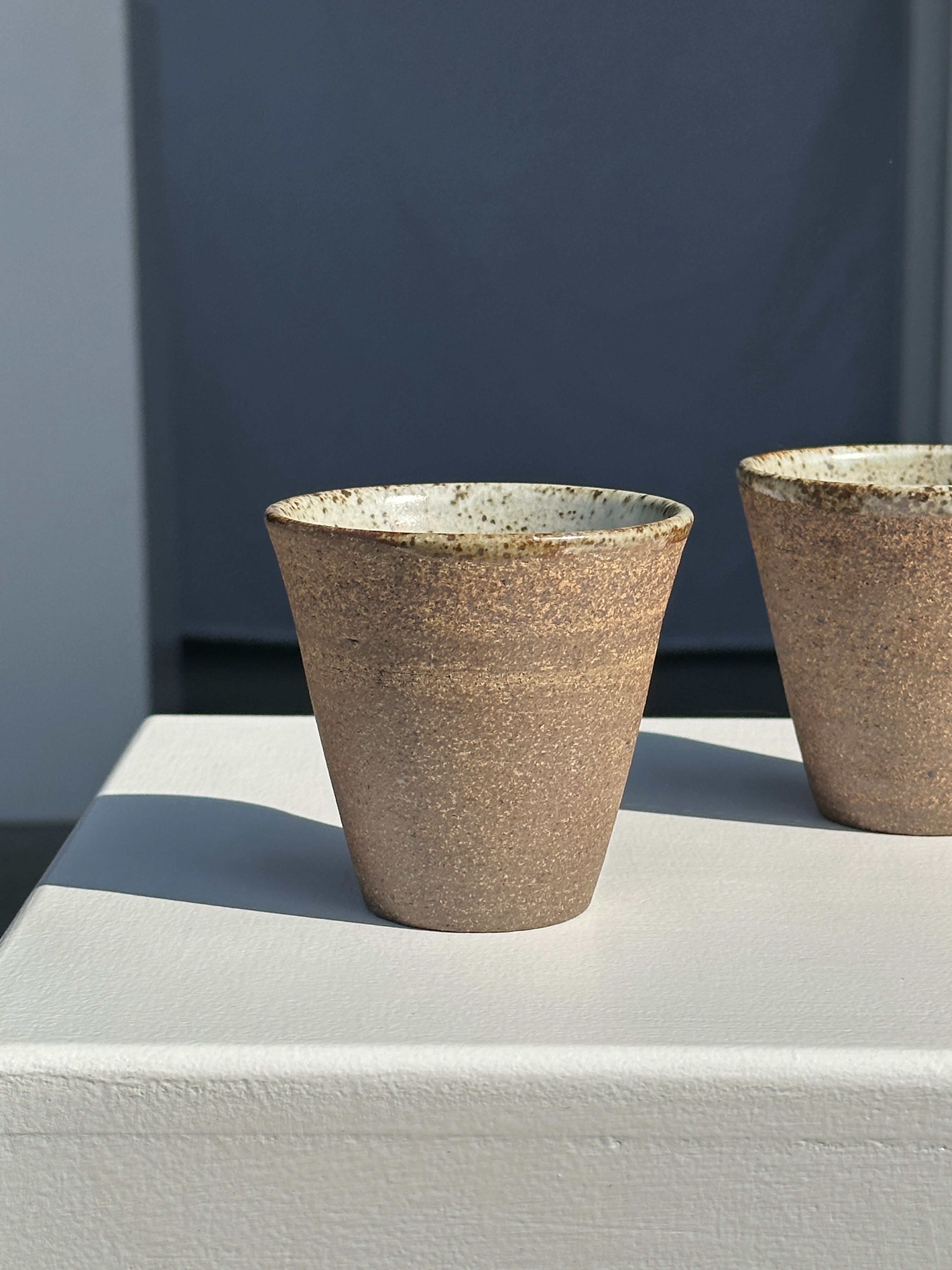 Lot de 2 tasses / mug en céramique indonésienne (mat brun)