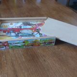 Boite de 4 puzzles pour enfants en bois anciens