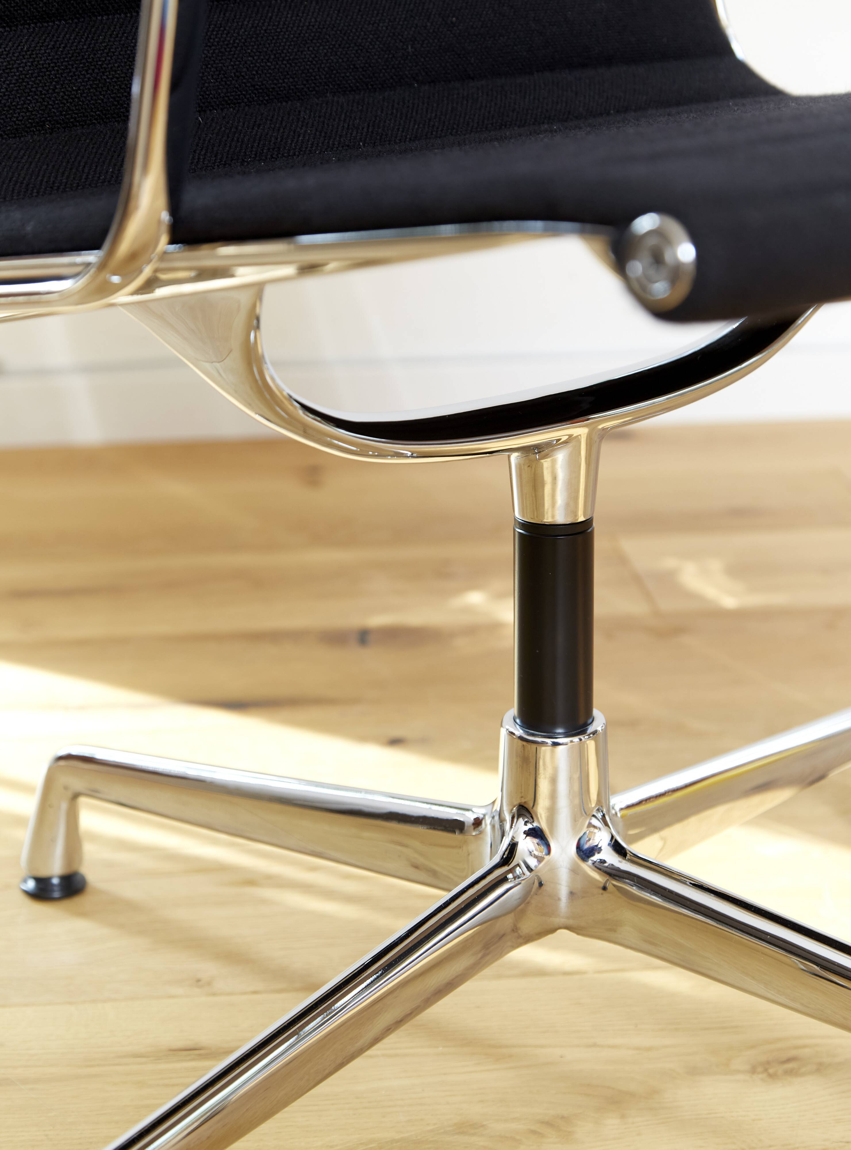 Charles & Ray Eames Aluminum Group Chair EA 108 for Vitra