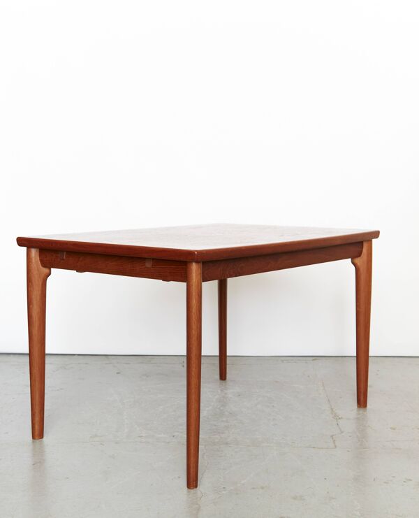 Table à manger en forme de bateau Grete Jalk pour Glostrup