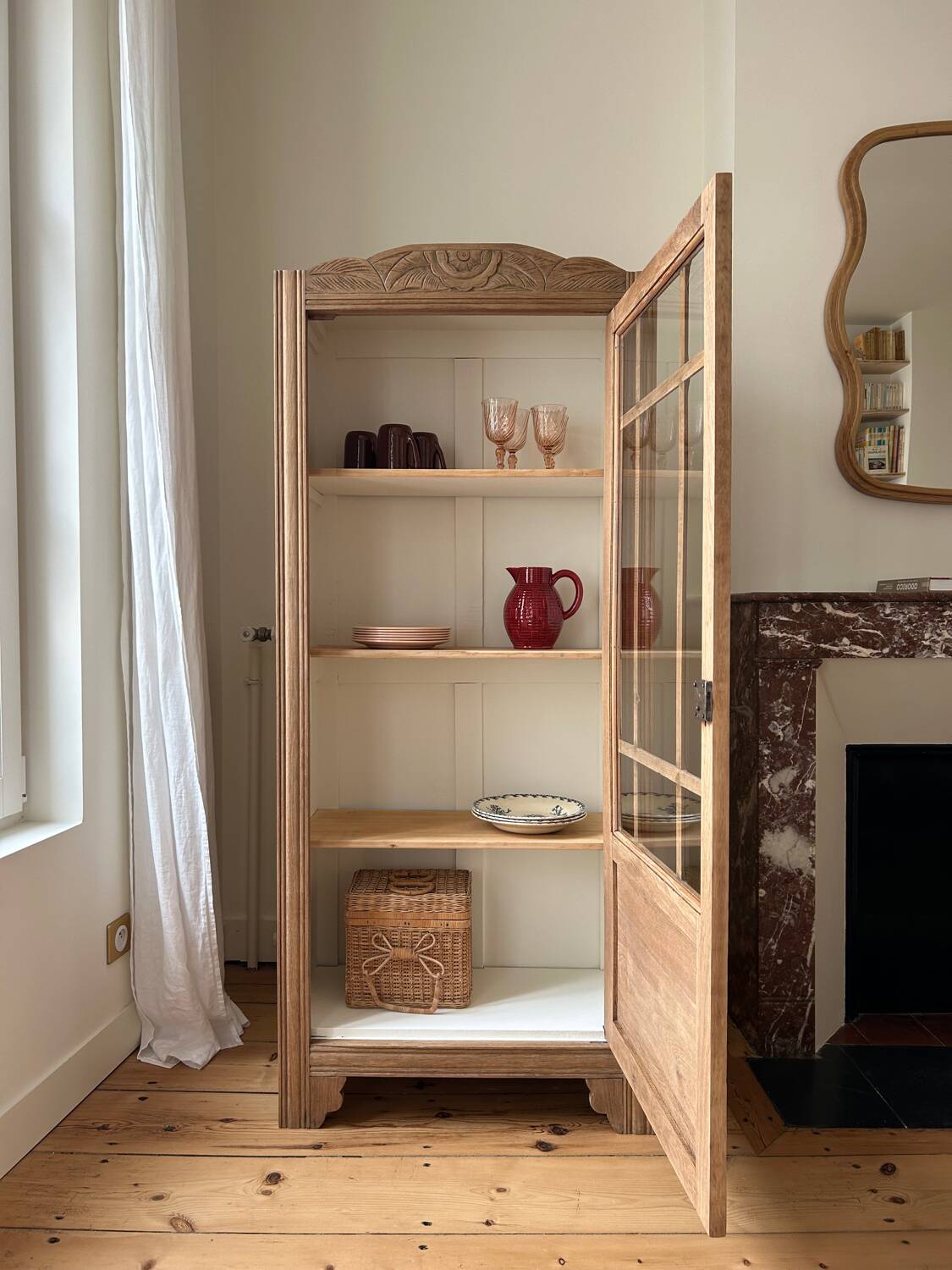 Glass cabinet in raw oak