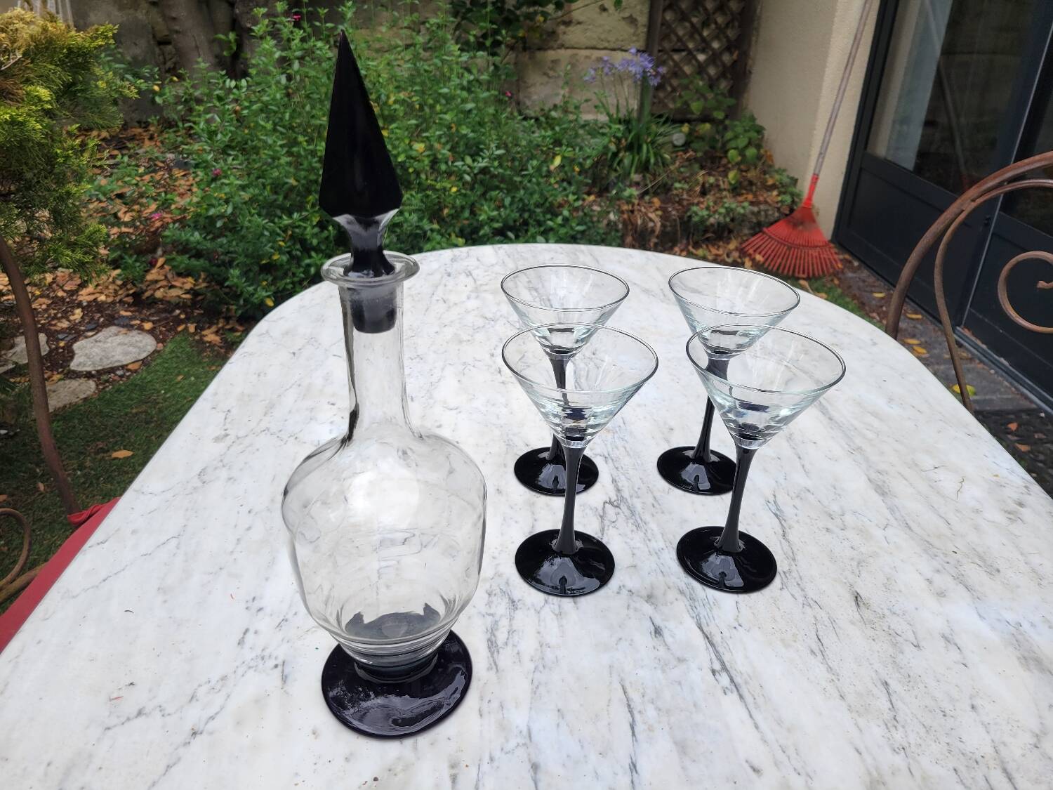 4 cocktail glasses and matching carafe