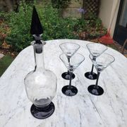 4 verres à cocktail et carafe assortie