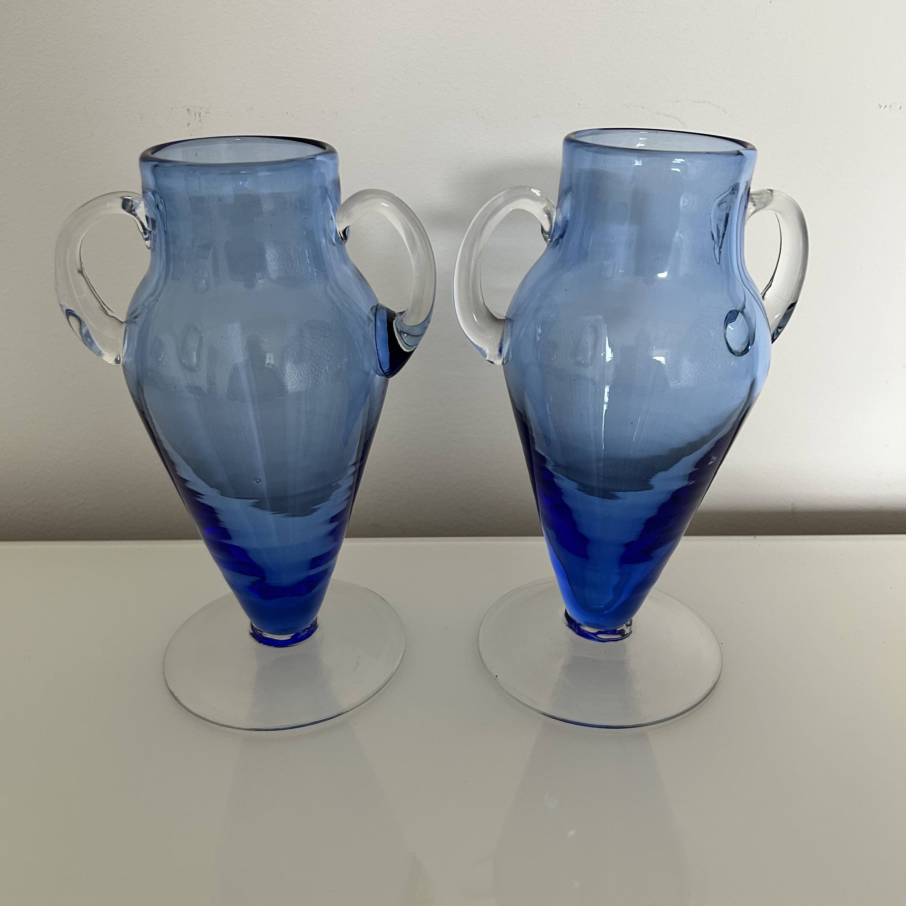 Paire de vases en verre bleu glacier
